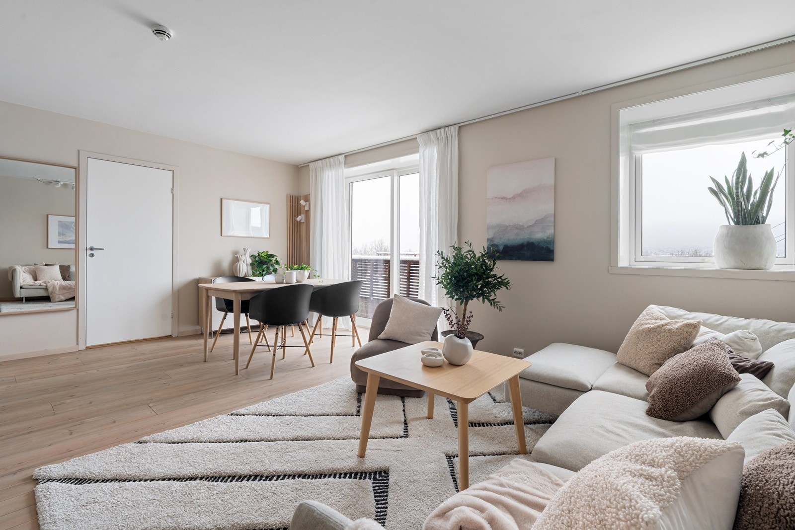 Her bor du i et etterspurt område med nærhet til barnehage, skole, dagligvare, treningssenter, flotte turområder og nærhet til busstopp.