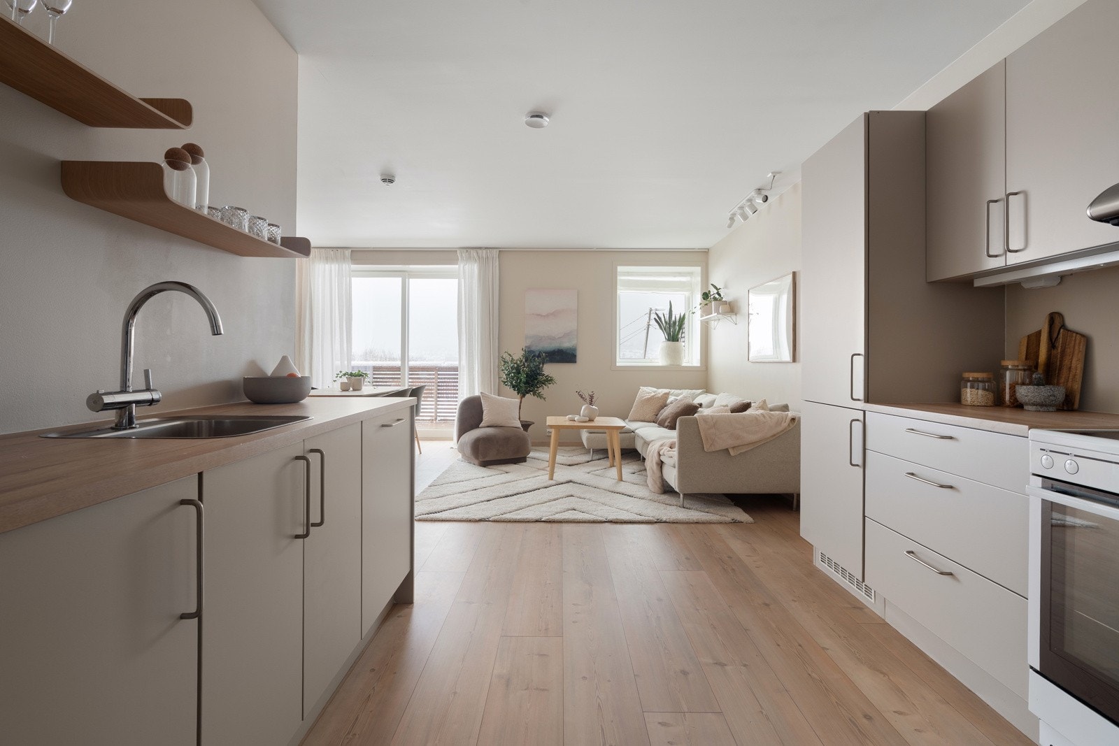 På kjøkkenet har du kjøl/fryseskap, oppvaskmaskin, komfyr med induksjonstopp, vannstoppstystem og komfyrvakt.