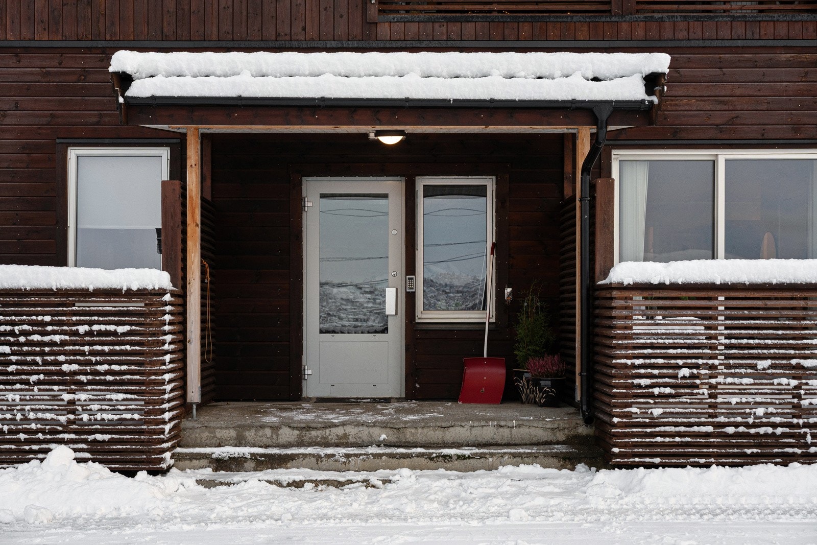 Fra leiligheten har du kort vei til busstopp med hyppige avganger til sentrum, UNN/UiT og Tromsdalen.