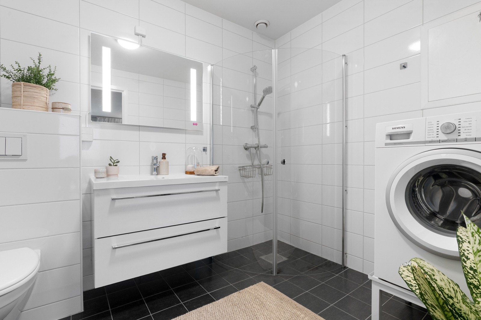 Flislagt bad med gulvvarme skaper en behagelig temperatur.