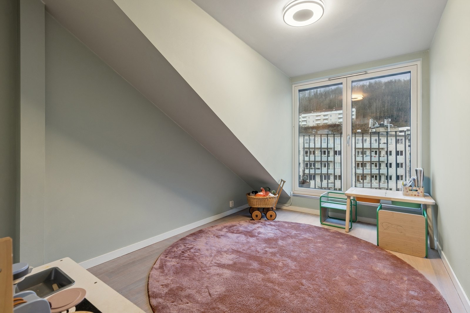 Det første soverommet er i andre plan og har god plass til dobbeltseng og garderobeløsning. Galleribilde