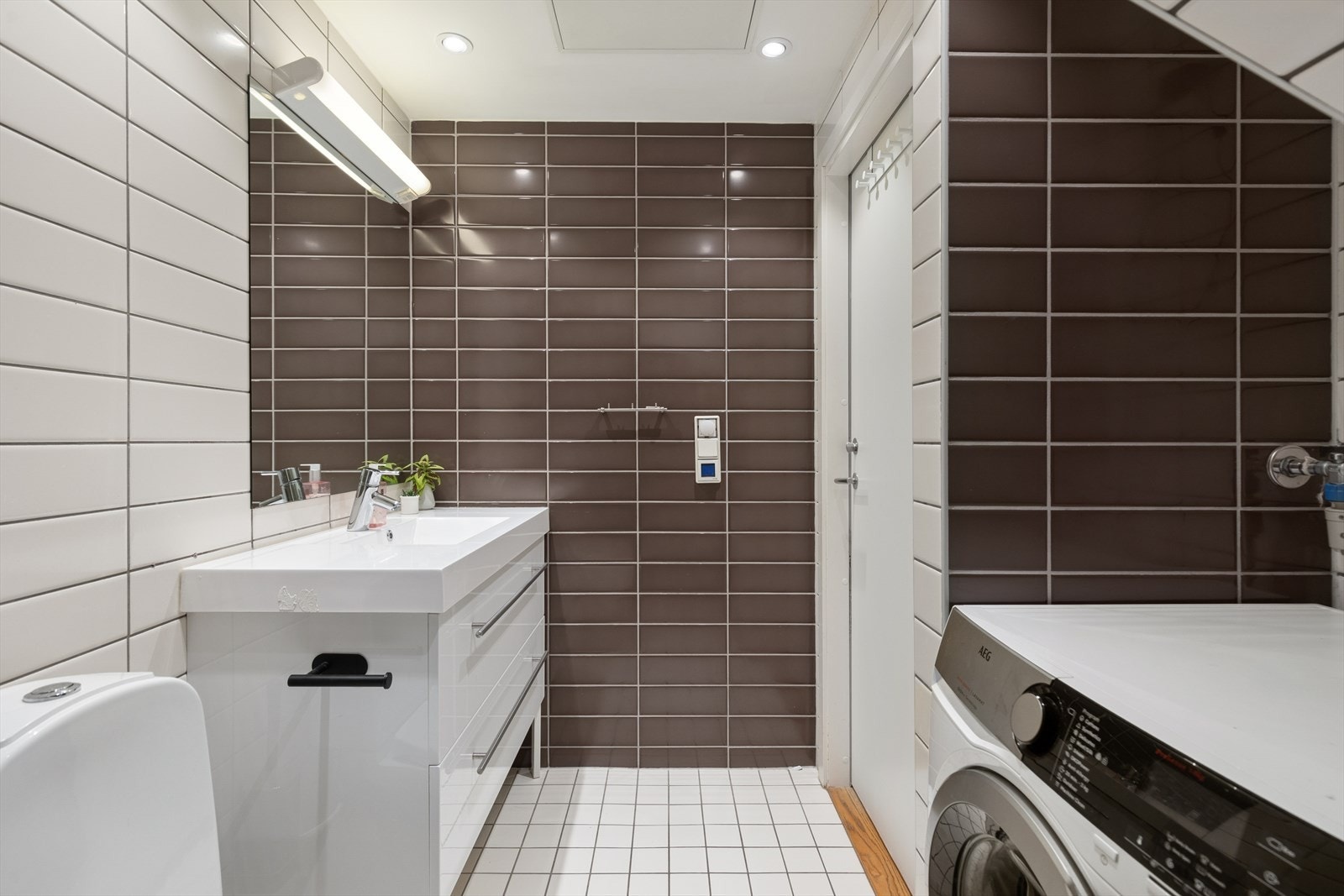 Badet består av frittstående wc, servant m/underskap, speil m/overlys, åpen dusj og opplegg for vaskemaskin. Galleribilde