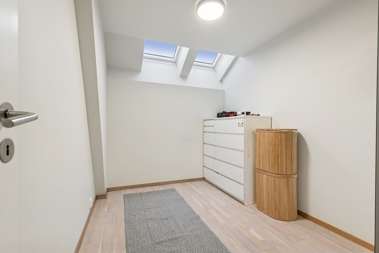 I første plan er det to romslige soverom med plass til dobbeltseng, tilhørende nattbord og garderobeløsning. Galleribilde