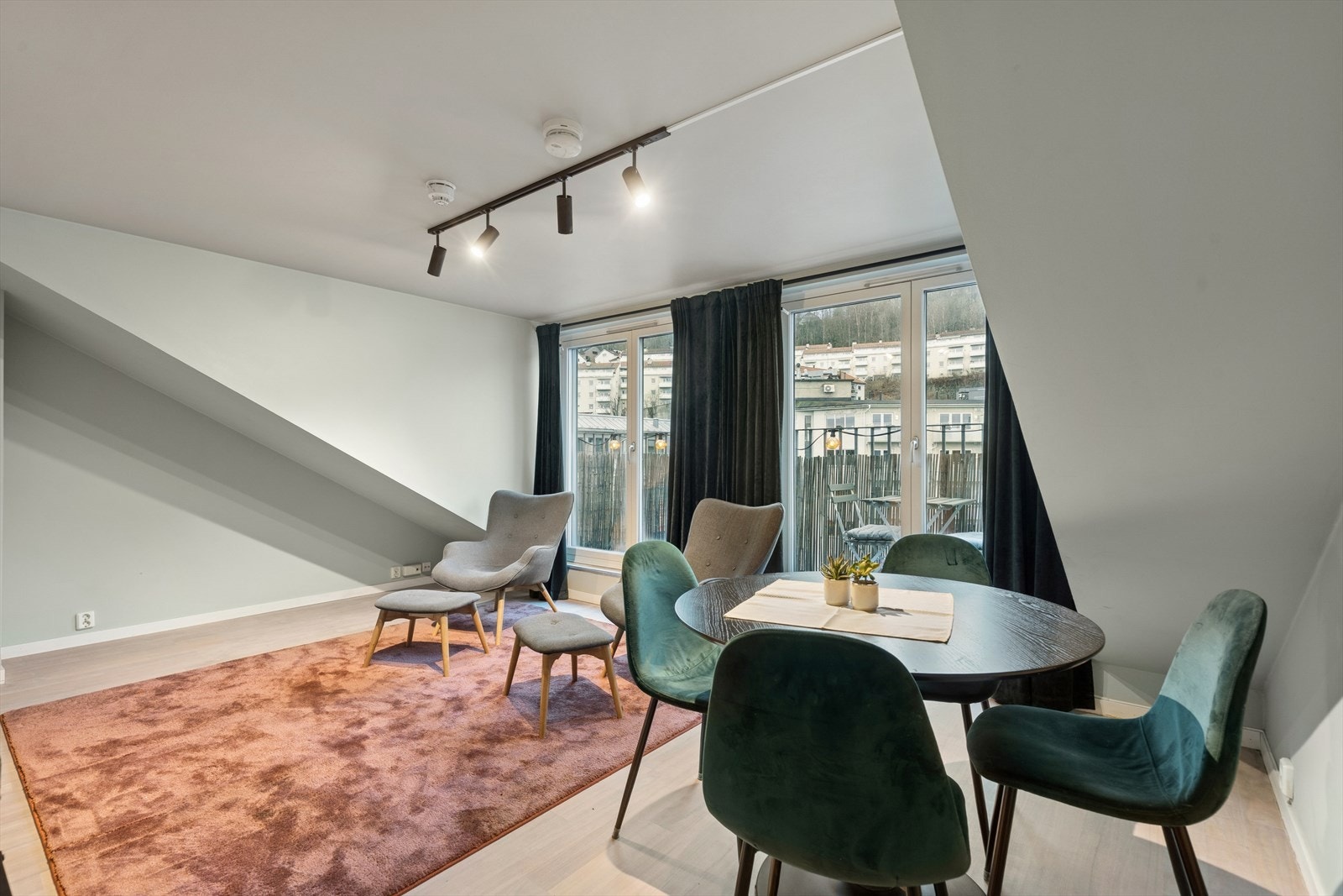 Leiligheten strekker seg over to plan (4. og 5. etasje) og inkluderer entré, 3 soverom, 2 bad, stue med åpen kjøkkenløsning, to balkonger og separat utleiedel. Galleribilde