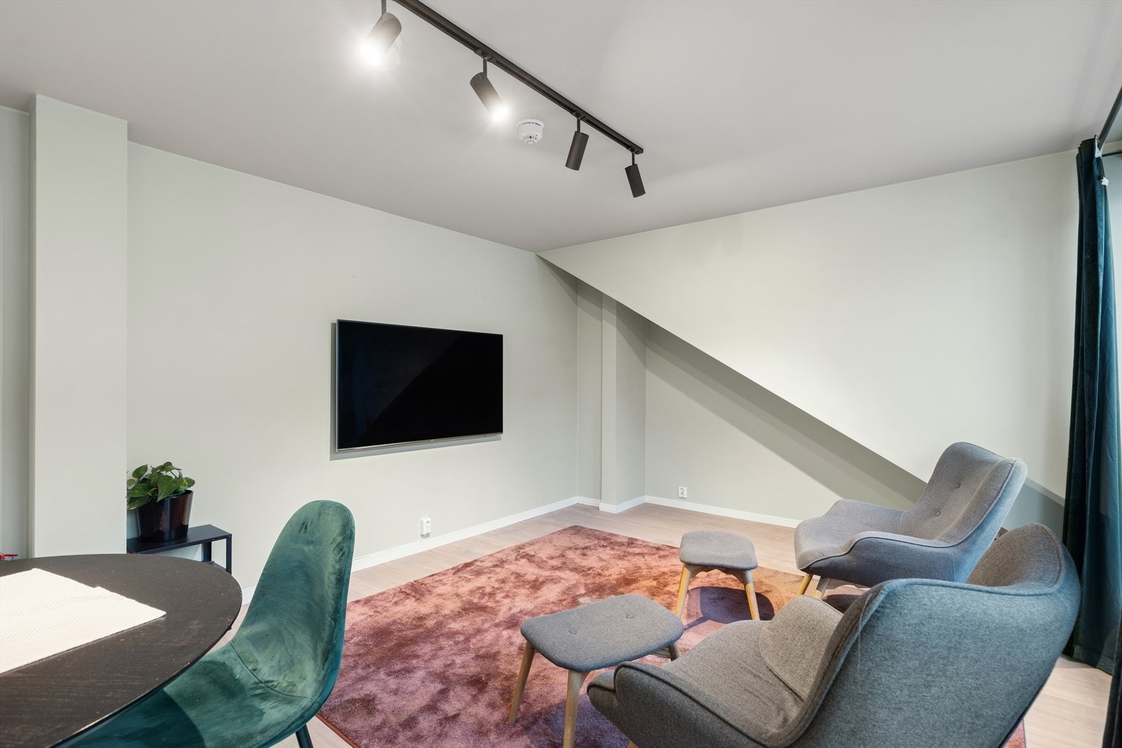 Dette er en moderne 5-roms toppleilighet med separat utleiedel på 15 m². Galleribilde