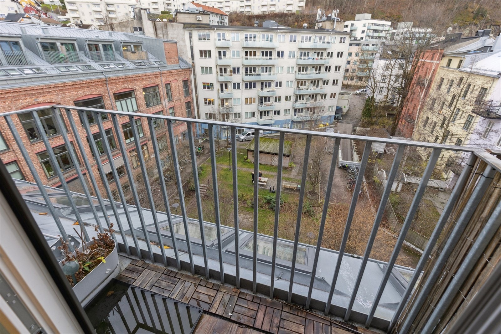 Utgang til den andre balkongen er fra soverom i andre plan. Galleribilde