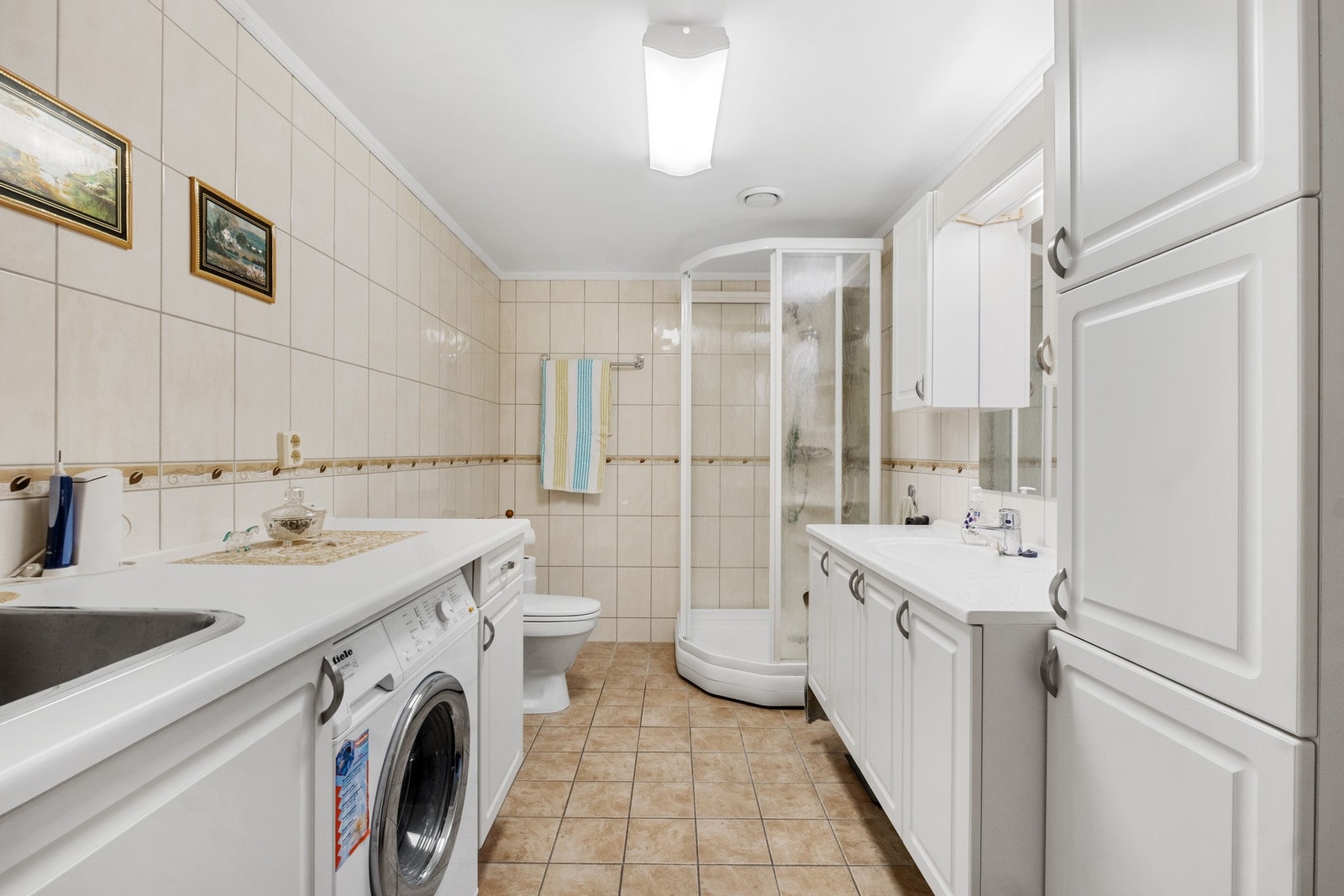 Det flislagte badet er romslig med god plass til det du trenger. Galleribilde