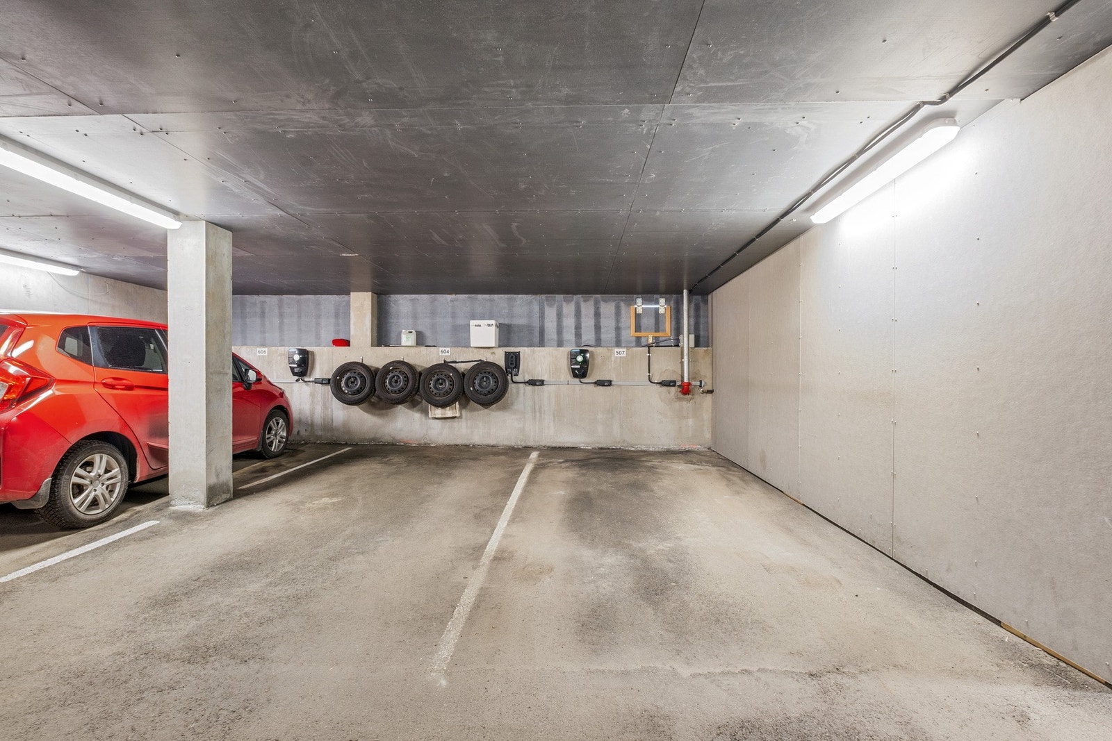 Fast parkeringsplass i garasjeanlegg. Galleribilde