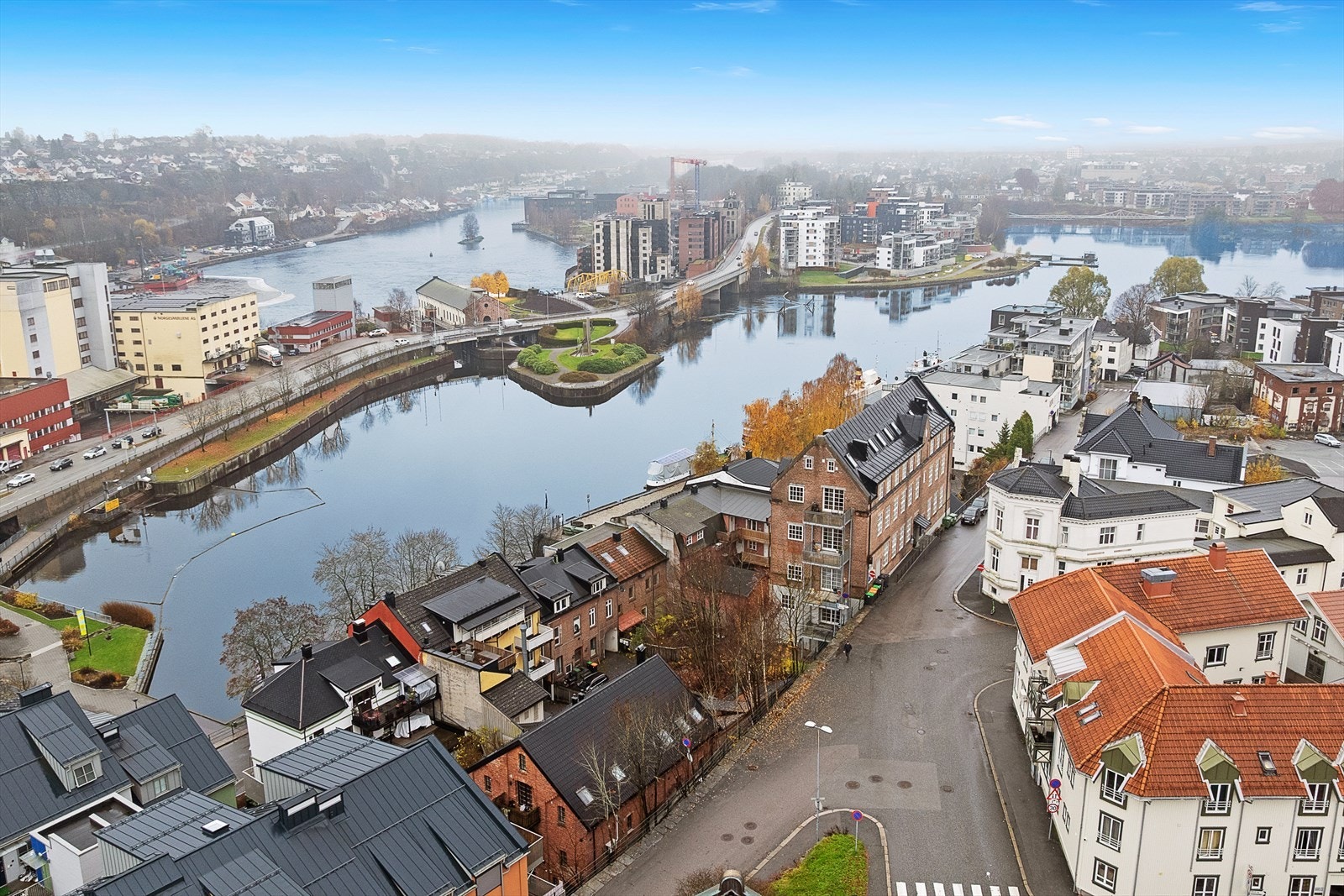 Beliggenheten er meget sentralt, men likevel tilbaketrukket fra gaten i Hjellen Galleribilde