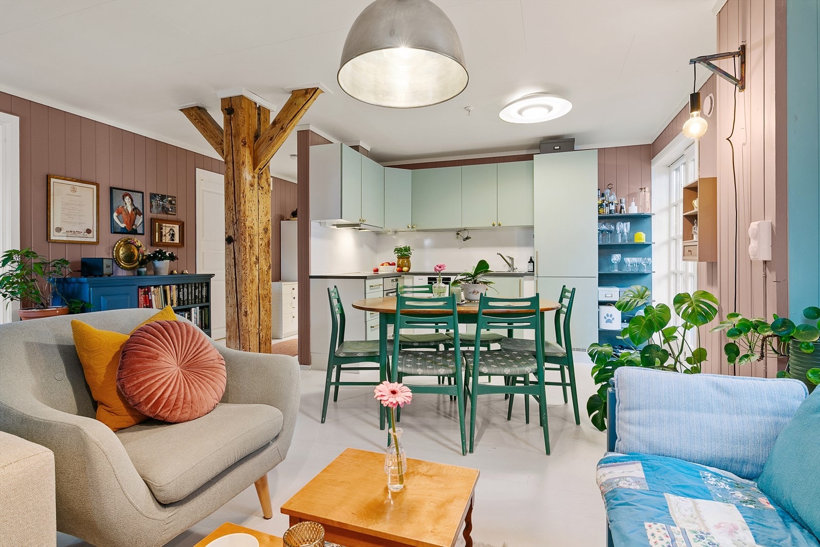 Stue og kjøkken i åpen løsning - med utgang til fransk balkong Galleribilde