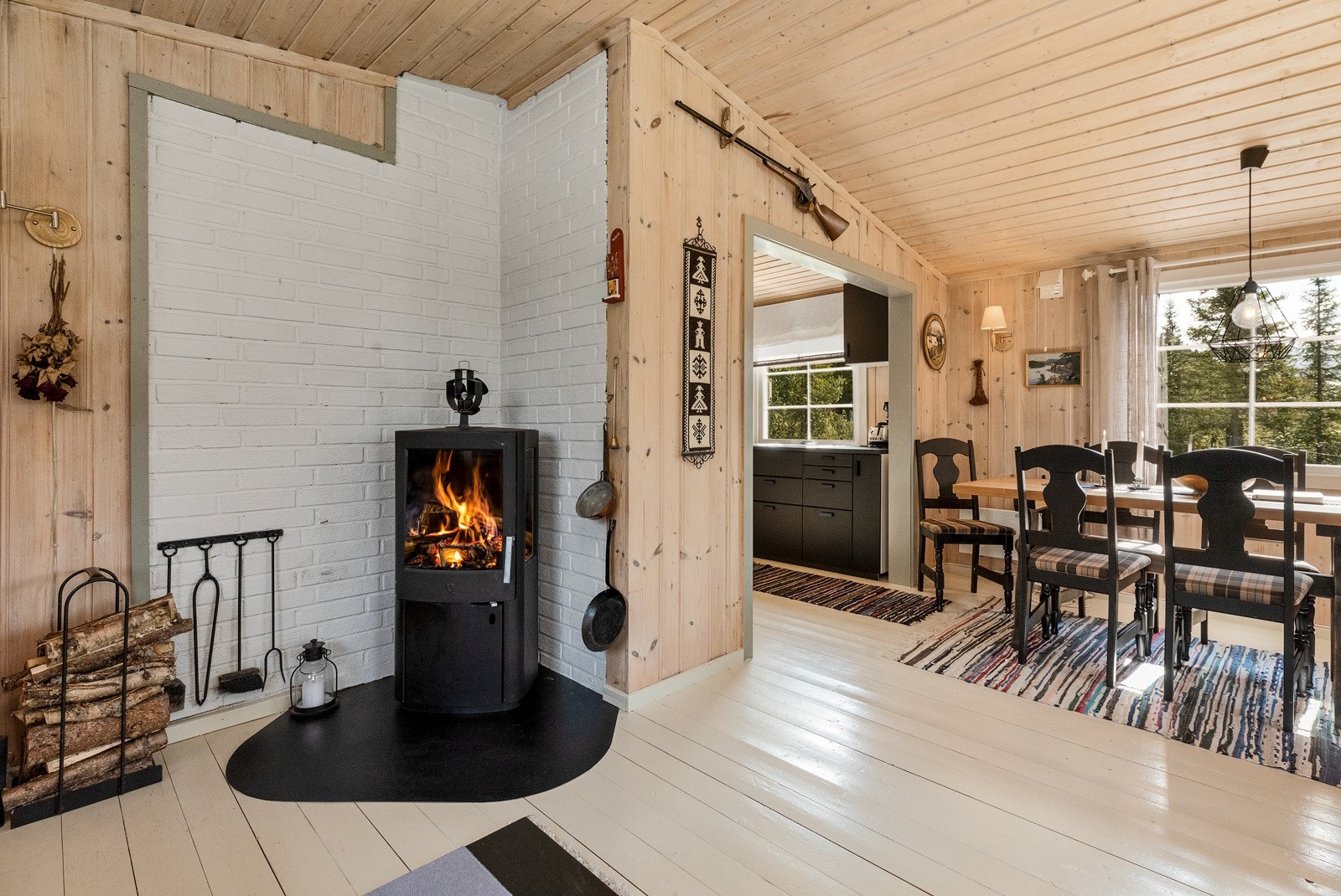 Stuen har fin peisovn som bidrar til en lun varme og hyggelig atmosfære til rommet Galleribilde
