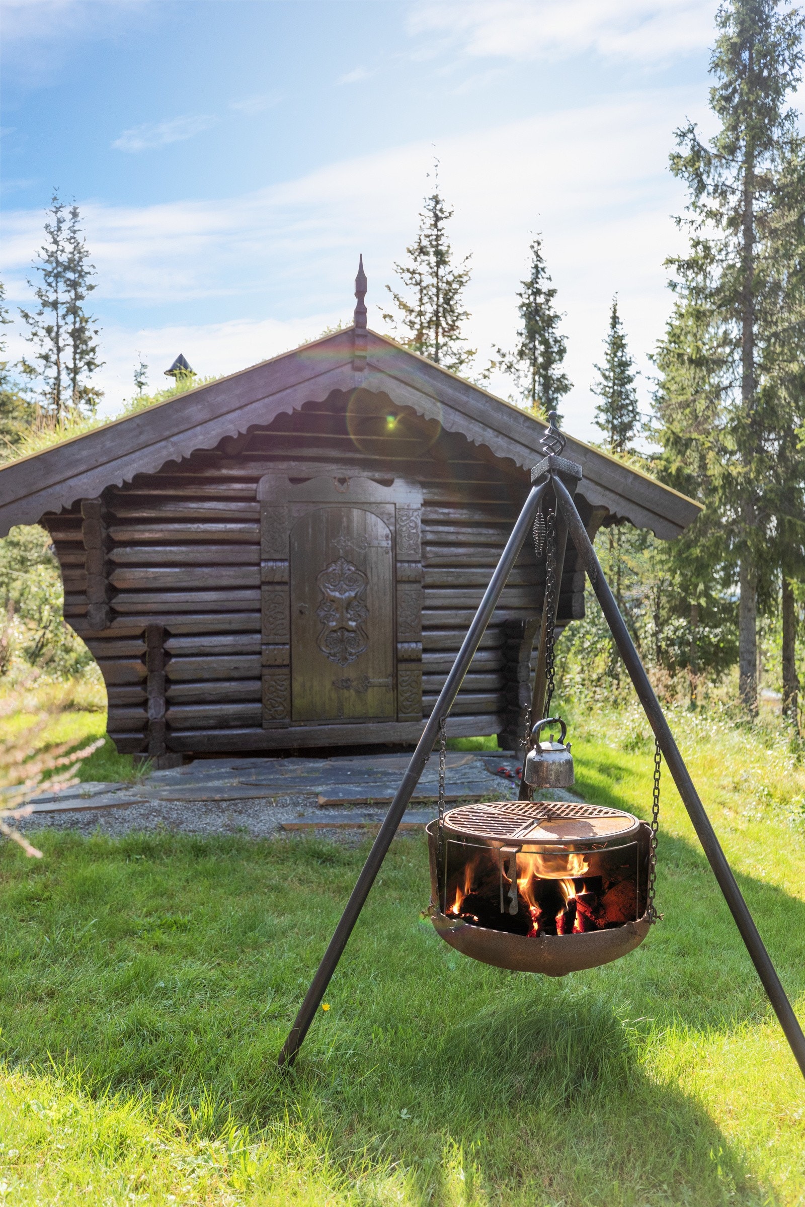 Stabbur med fine utskjæringer som gir en sjarm Galleribilde