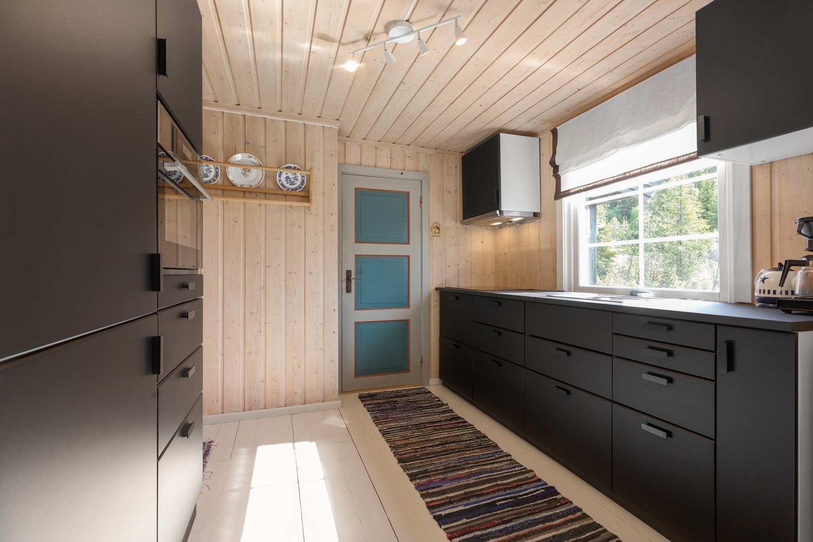 Godt med skapplass og integrerte hvitevarer Galleribilde