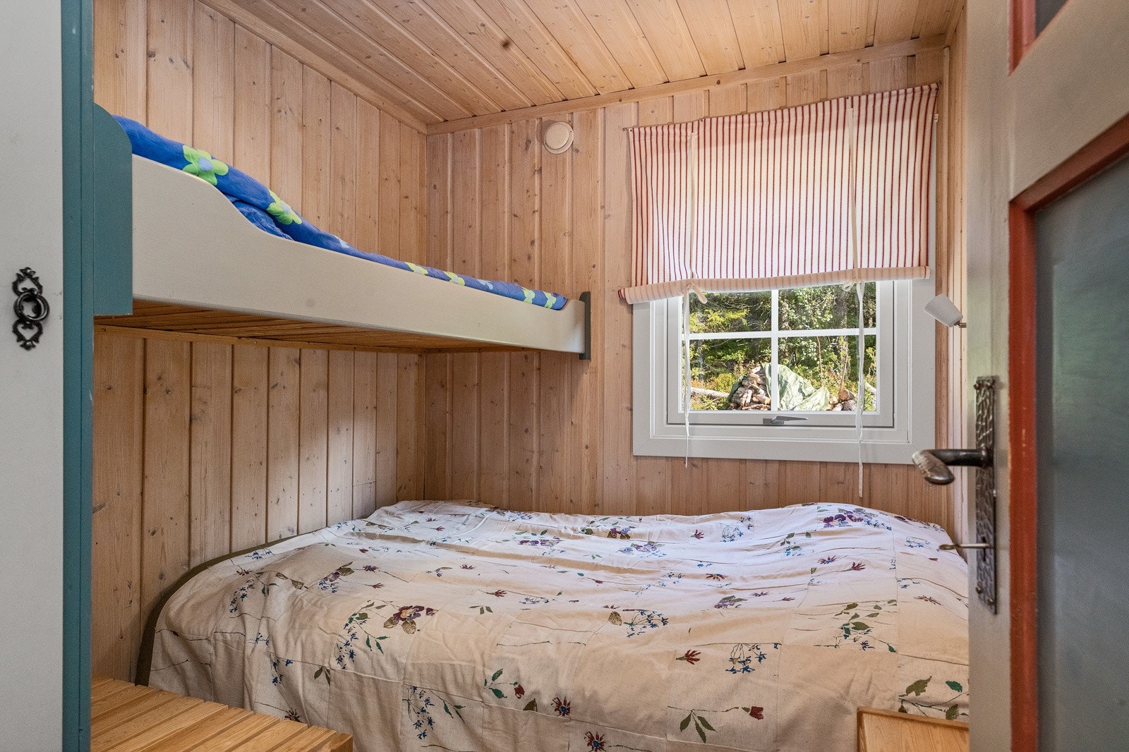 Hytta har to soverom. Det ene soverommet med plass til dobbeltseng. Plassbygd enkeltseng på ene veggen over dobbeltseng Galleribilde