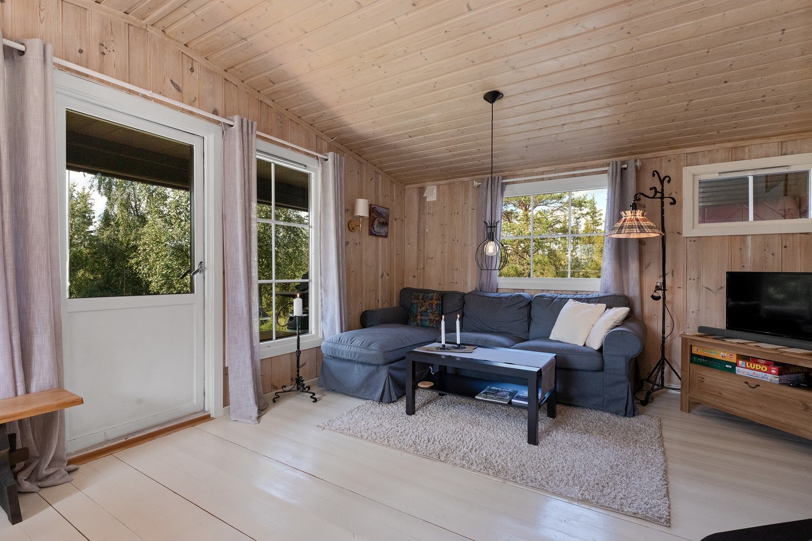 Store vindsflater som gir gode lysforhold, det er adkomst ut til terrasse via terrassedør Galleribilde