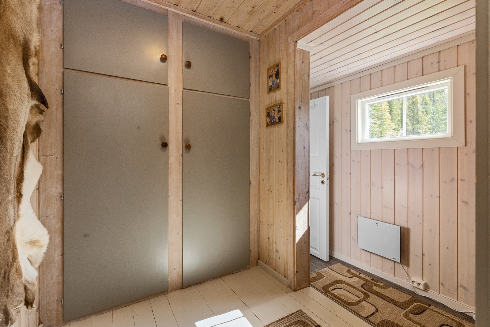 Garderobeskap i gang Galleribilde