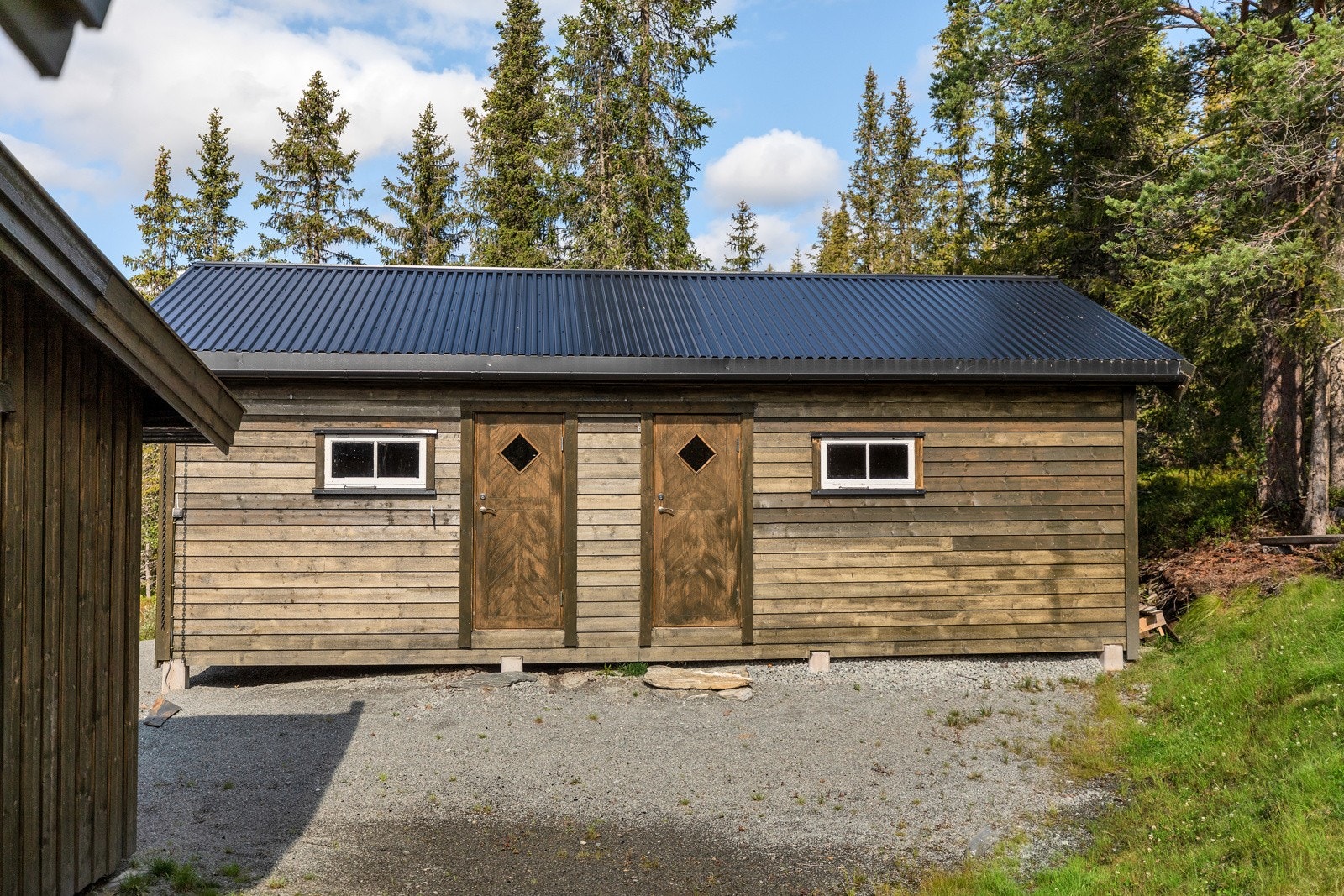 Uthus med to rom for oppbevaring Galleribilde