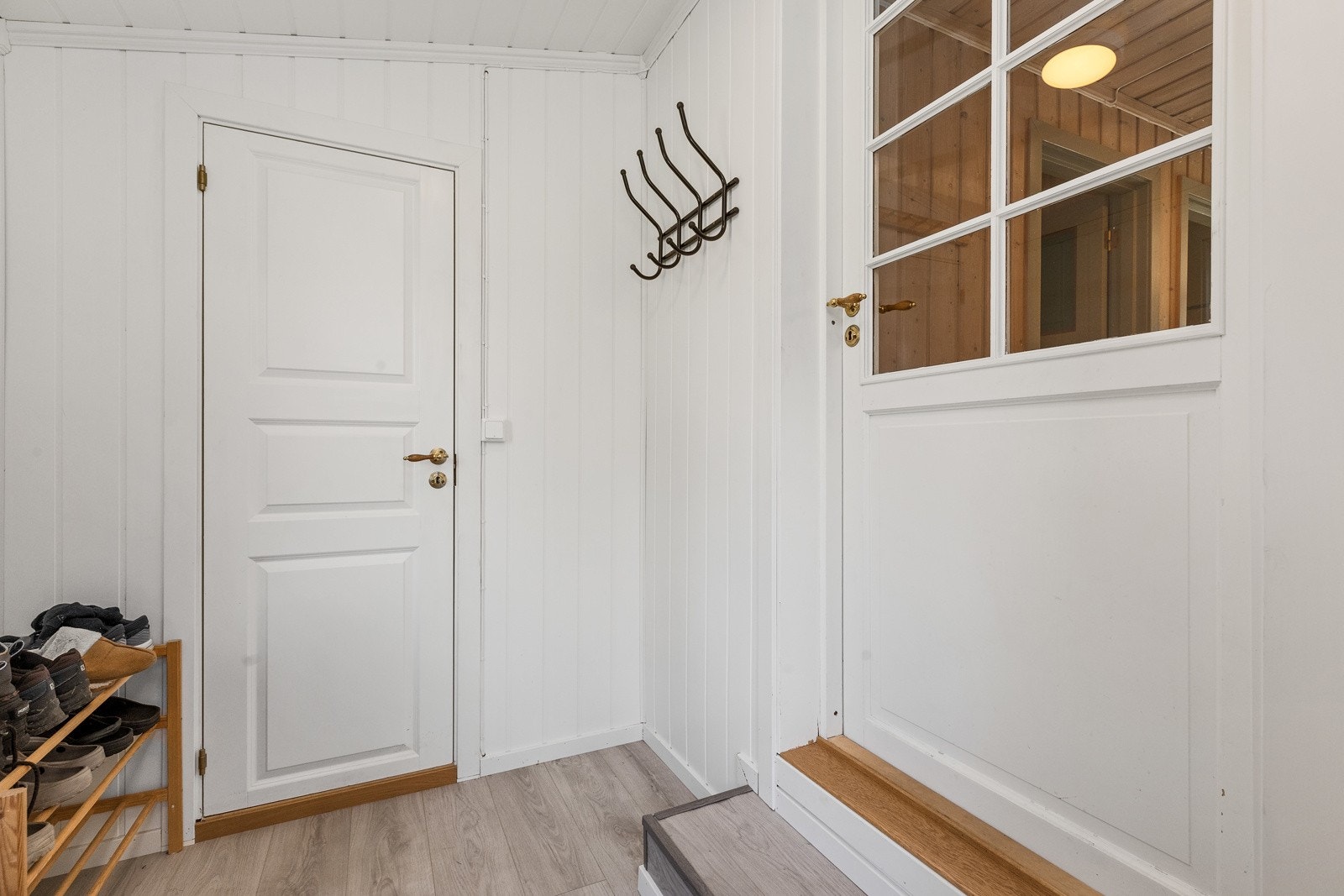 Entré med plass til sko og jakker på knaggrekke Galleribilde