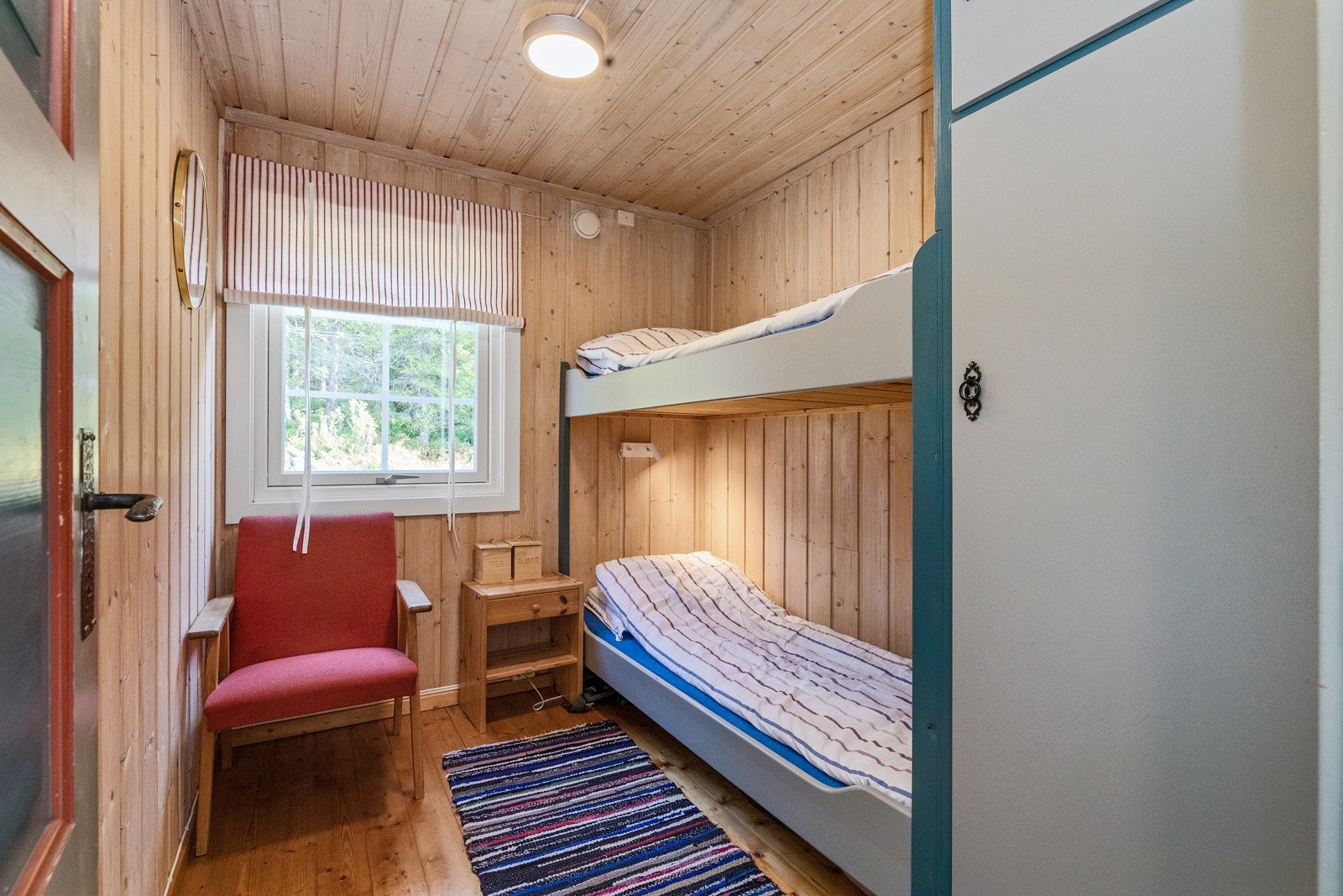 Det andre soverommet har enkeltkøyeseng. Begge rom med garderobeskap Galleribilde
