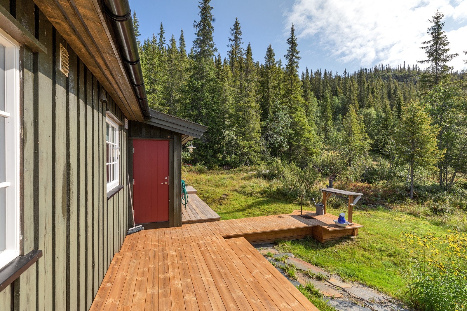 Avsats til utebenk hvor oppvasken kan tas på sommeren Galleribilde