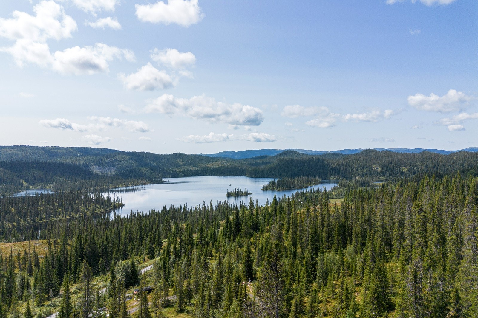Det tar ikke mange minuttene til fjellvannet Garin som også kan ses fra eiendommen Galleribilde