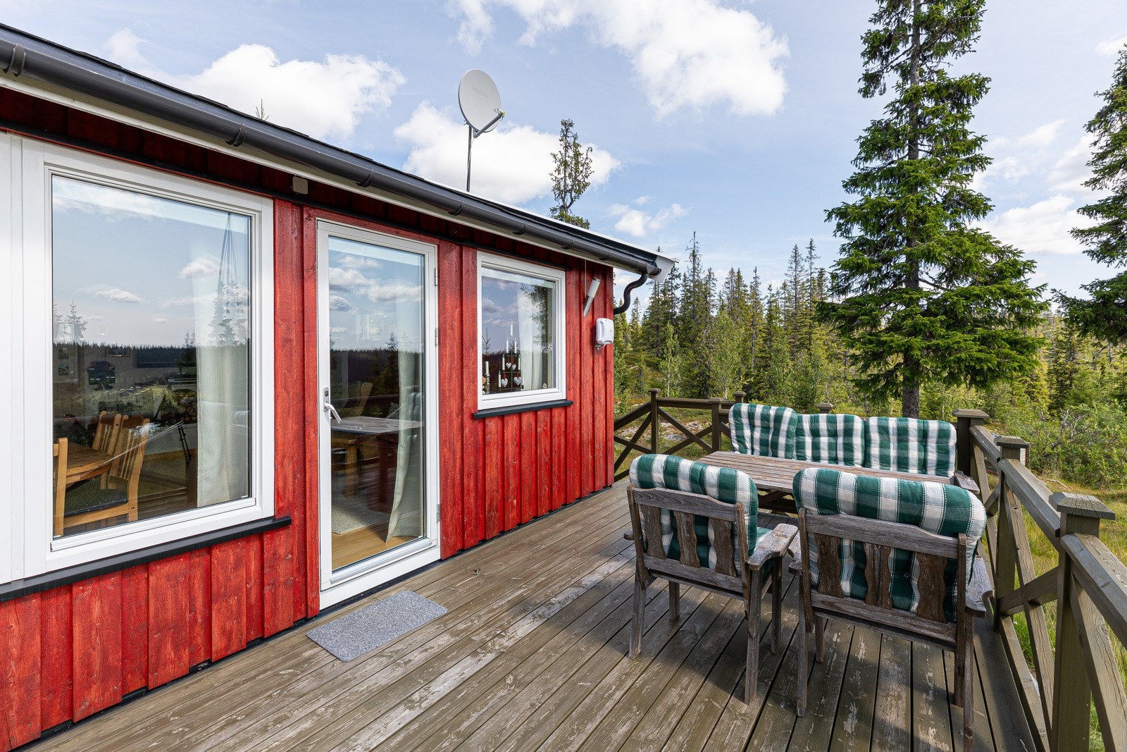 Veranda med adkomst til terreng Galleribilde