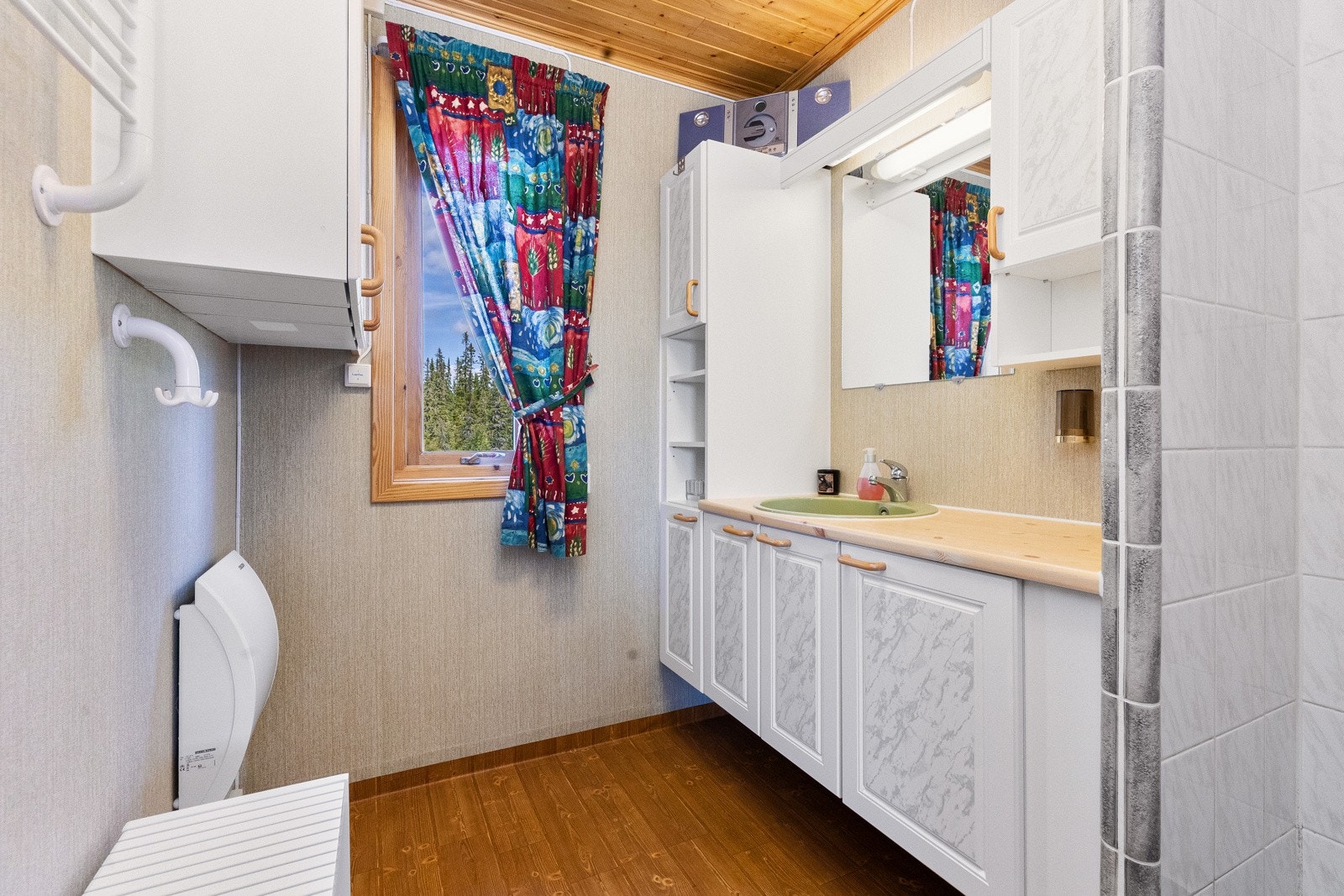 Bad med belegg på gulv og våtromstapet Galleribilde