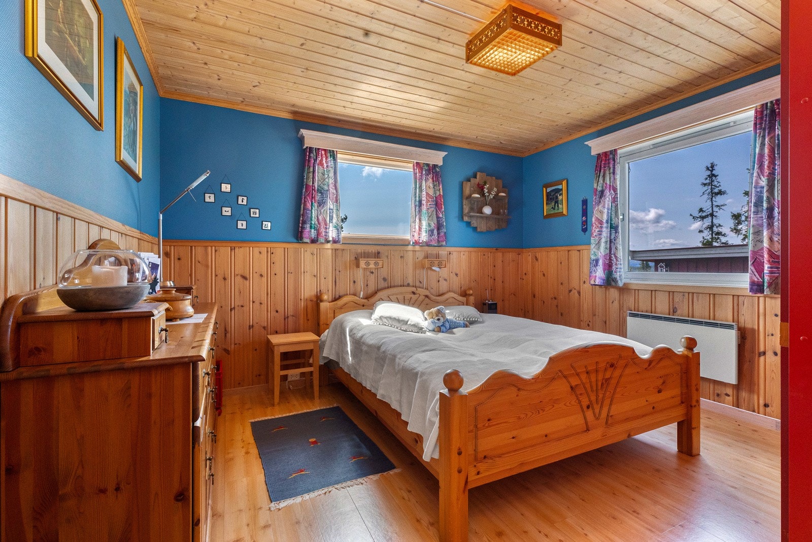 Soverom 1 med god plass til dobbeltseng Galleribilde