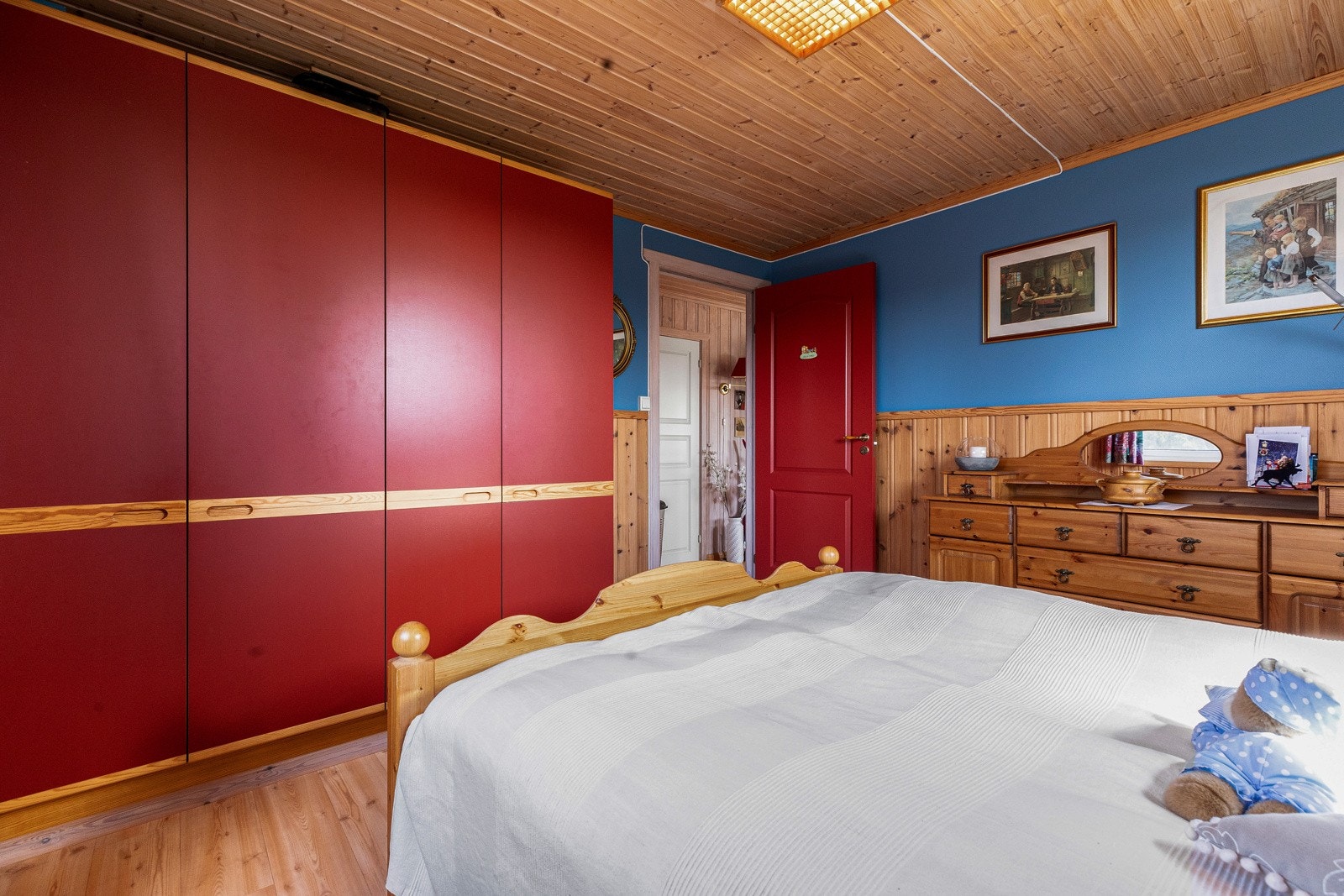 Doble garderobeskap med god oppbevaringsplass Galleribilde