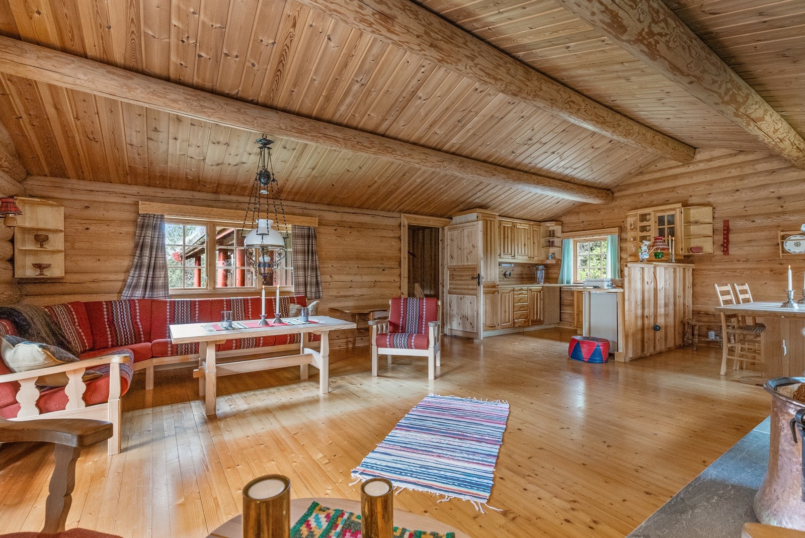 God plass til sofagruppe, spisegruppe og andre stuemøbler Galleribilde