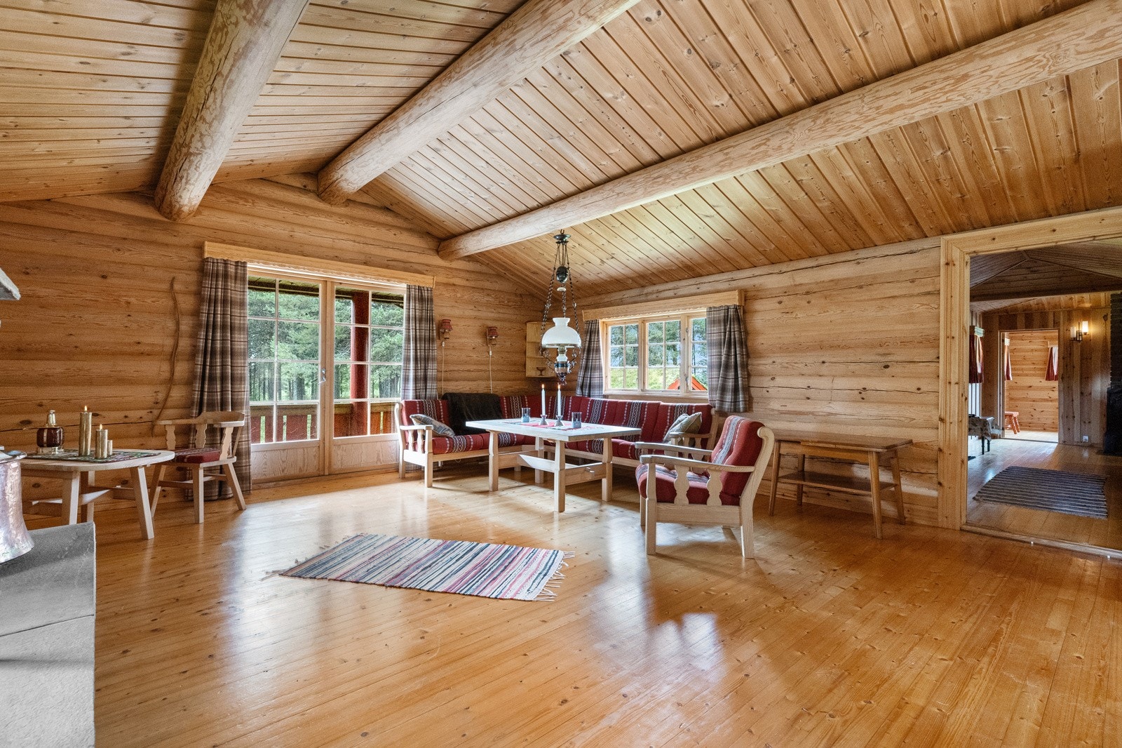 Stort og åpent oppholdsrom med kjøkken, stue og spisestue Galleribilde