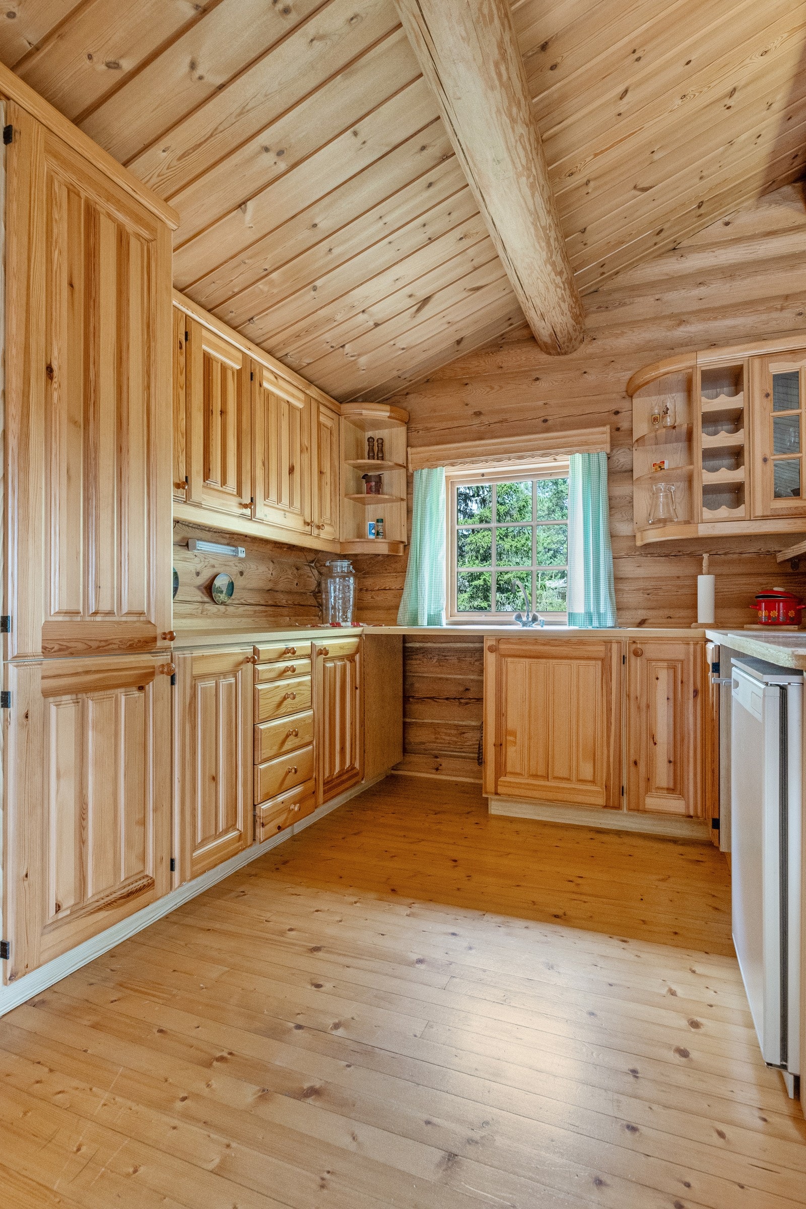 Godt med benkeplass og skapplass Galleribilde