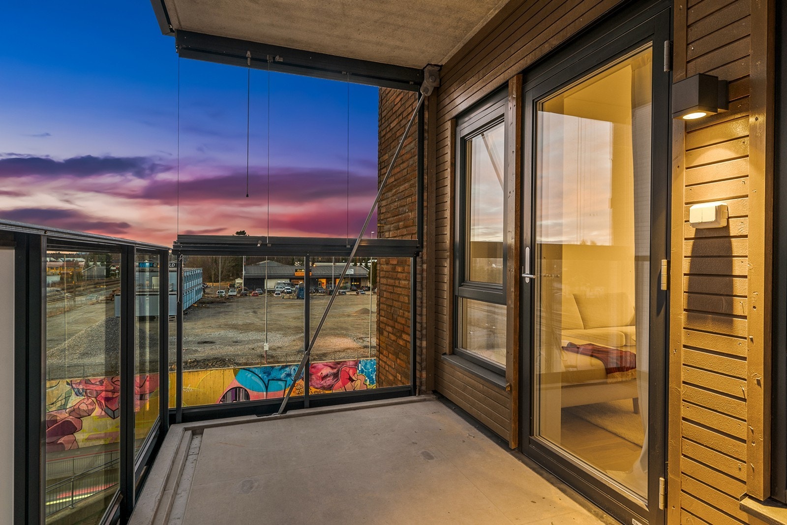 Romslig balkong på 8 kvm med direkte adgang fra stuen. Balkongen funger som en fin forlengelse av stuen. Her har du plass til å innrede med utemøbler, grill og annet ønsket interiør Galleribilde