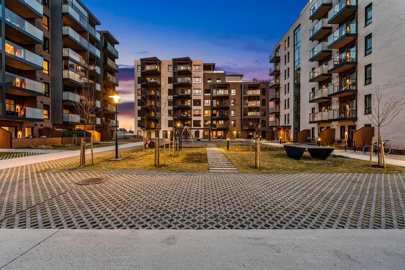 Pent opparbeidet tomt med fellesarealer Galleribilde