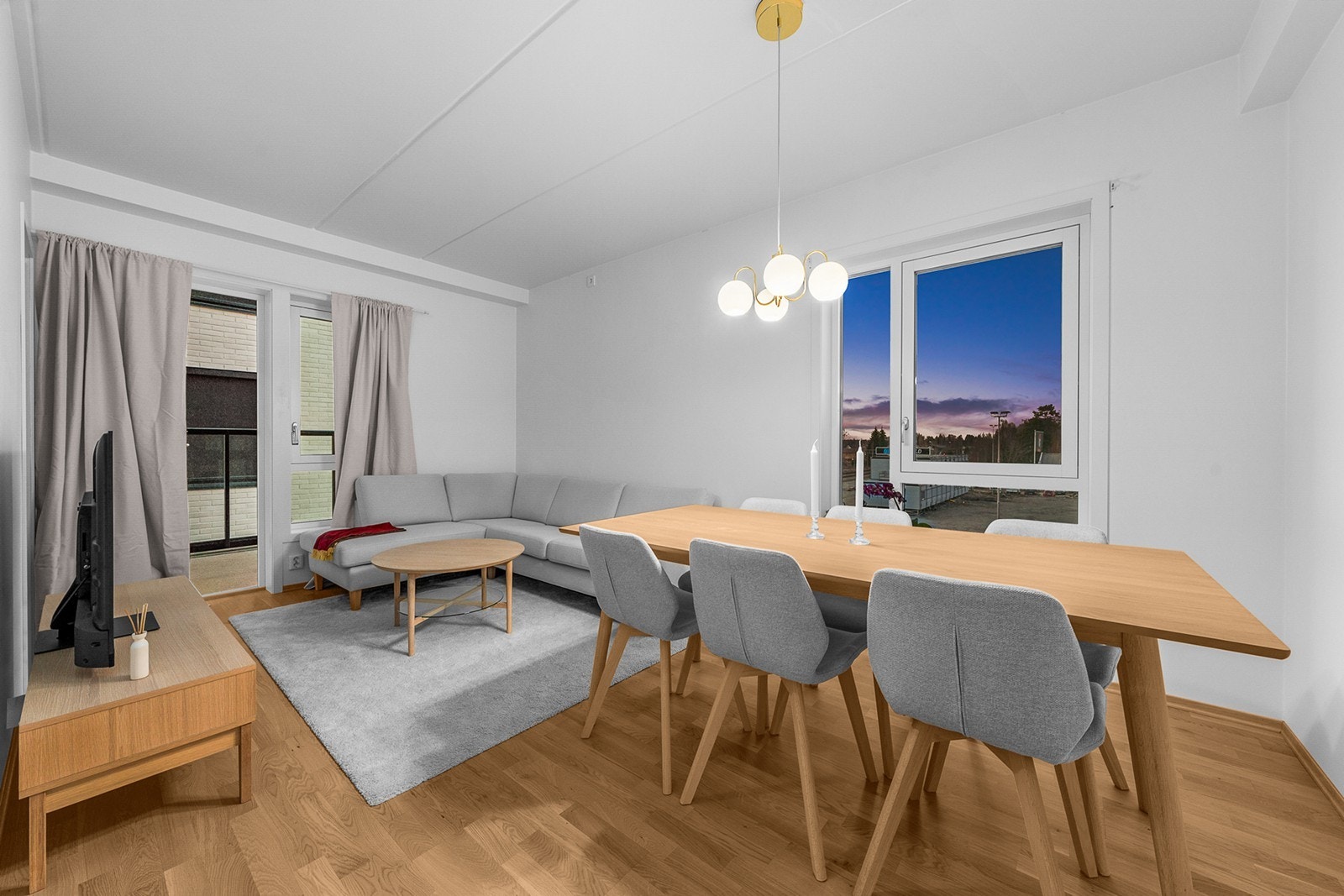 Luftig og lys stue med store vindusflater som slipper inn godt med naturlig lys. Rommet er lett å møblere og har god plass til sofagruppe og TV med tilhørende møblement, spisebord og annet ønsket interiør Galleribilde