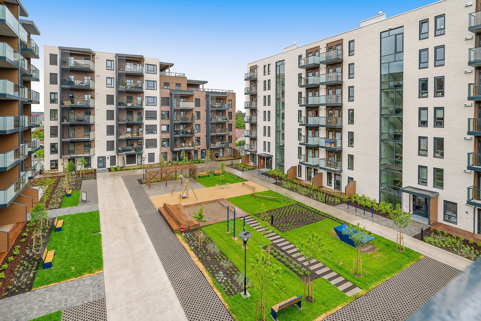 Boligen disponerer i tillegg en ekstern bod i kjeller på 3 kvm og, samt tilgang til bruk av borrettslagets øvrige fellesarealer etter gjeldende regler Galleribilde