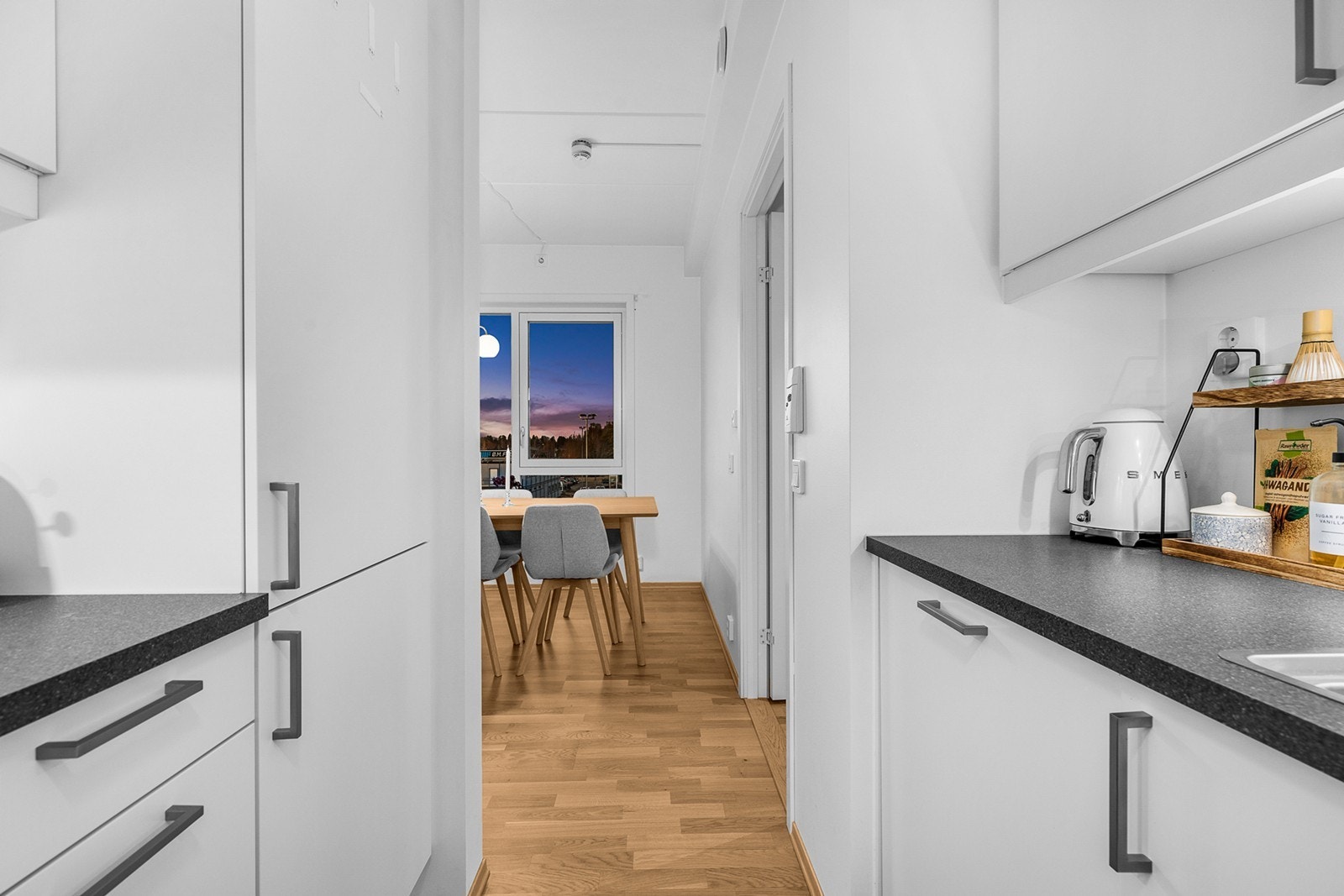 I tilknytning til kjøkkenet er det plass til spisebord Galleribilde