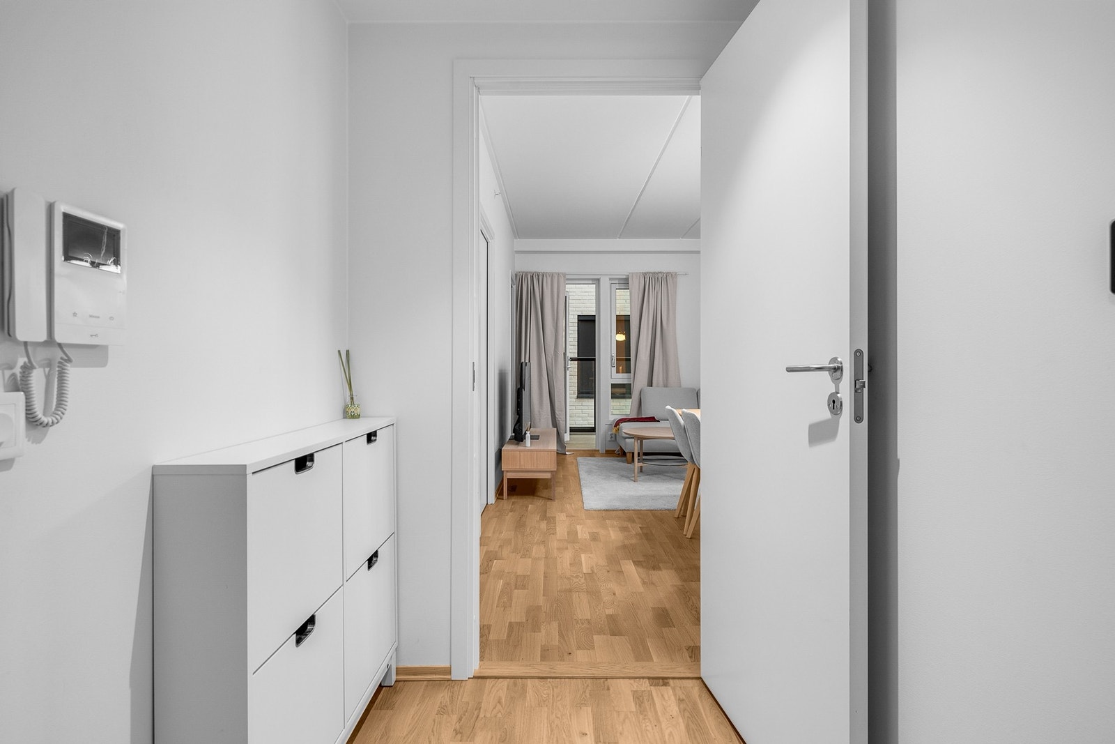 Romslig og praktisk entré med god plass til ulike oppbevaringsløsninger Galleribilde