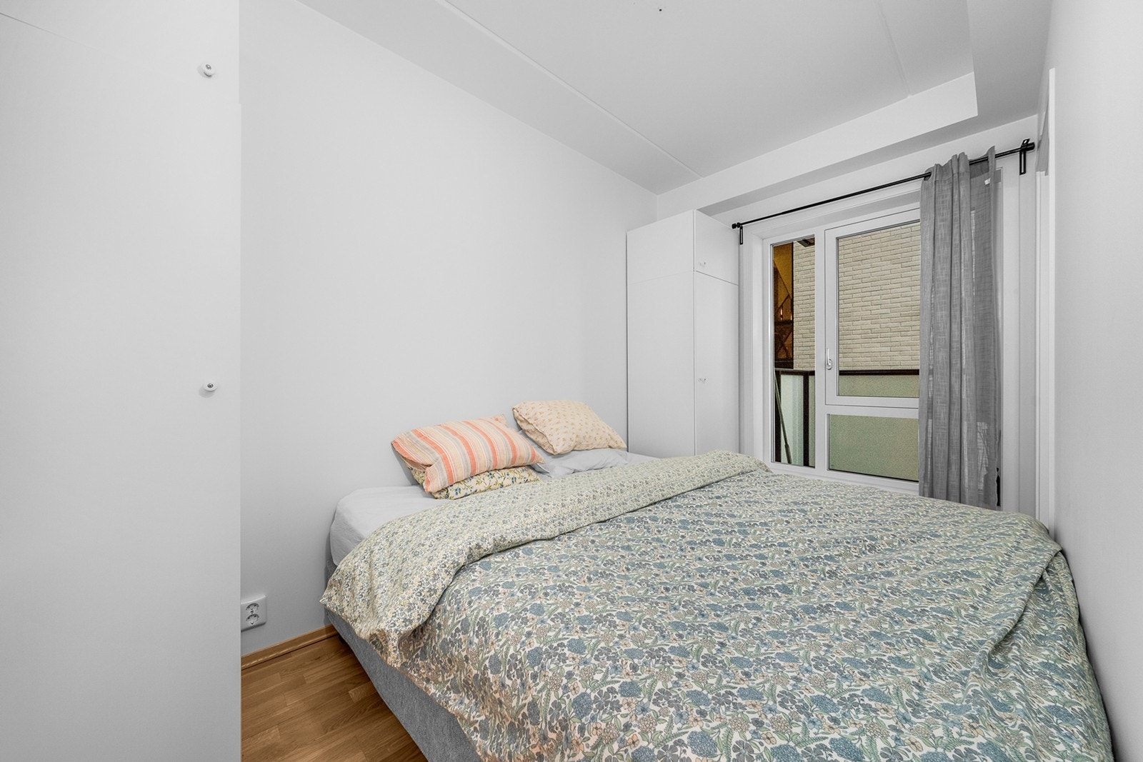 Romslig og lyst hovedsoverom med god plass til dobbeltseng med tilhørende nattbord og plass til ulike oppbevaringsløsninger. Det er store vindusflater som slipper inn rikelig med naturlig lys og bidrar til god ventilasjon Galleribilde