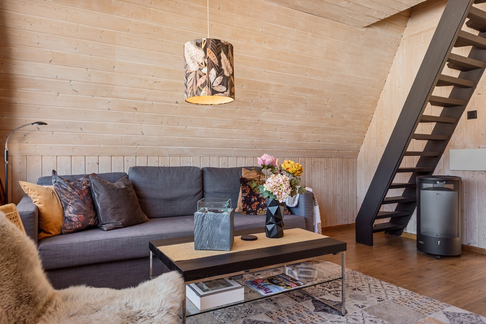 Kombinasjonen av ulike materialvalg, farger og tekstiler gir den lune og fine stilen. Galleribilde