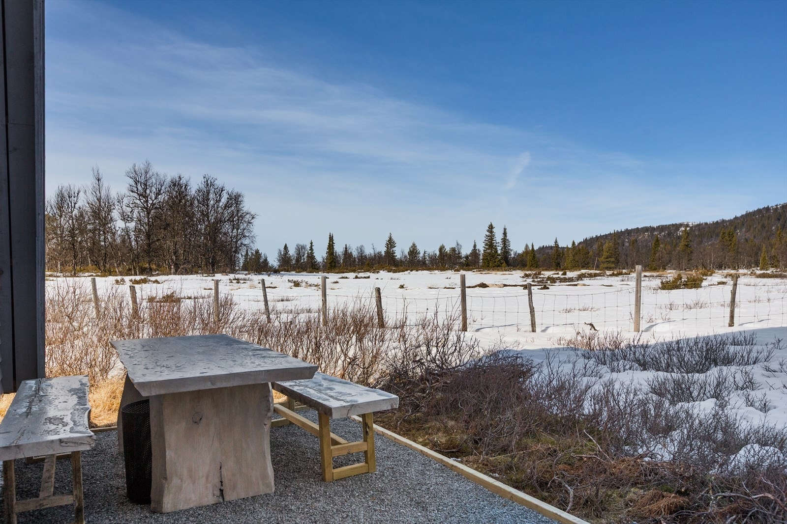 Selger har i tillegg laget en uteplass på baksiden av hytta, der du kan beundre den vakre utsikten og nyte klar, frisk fjelluft. Galleribilde