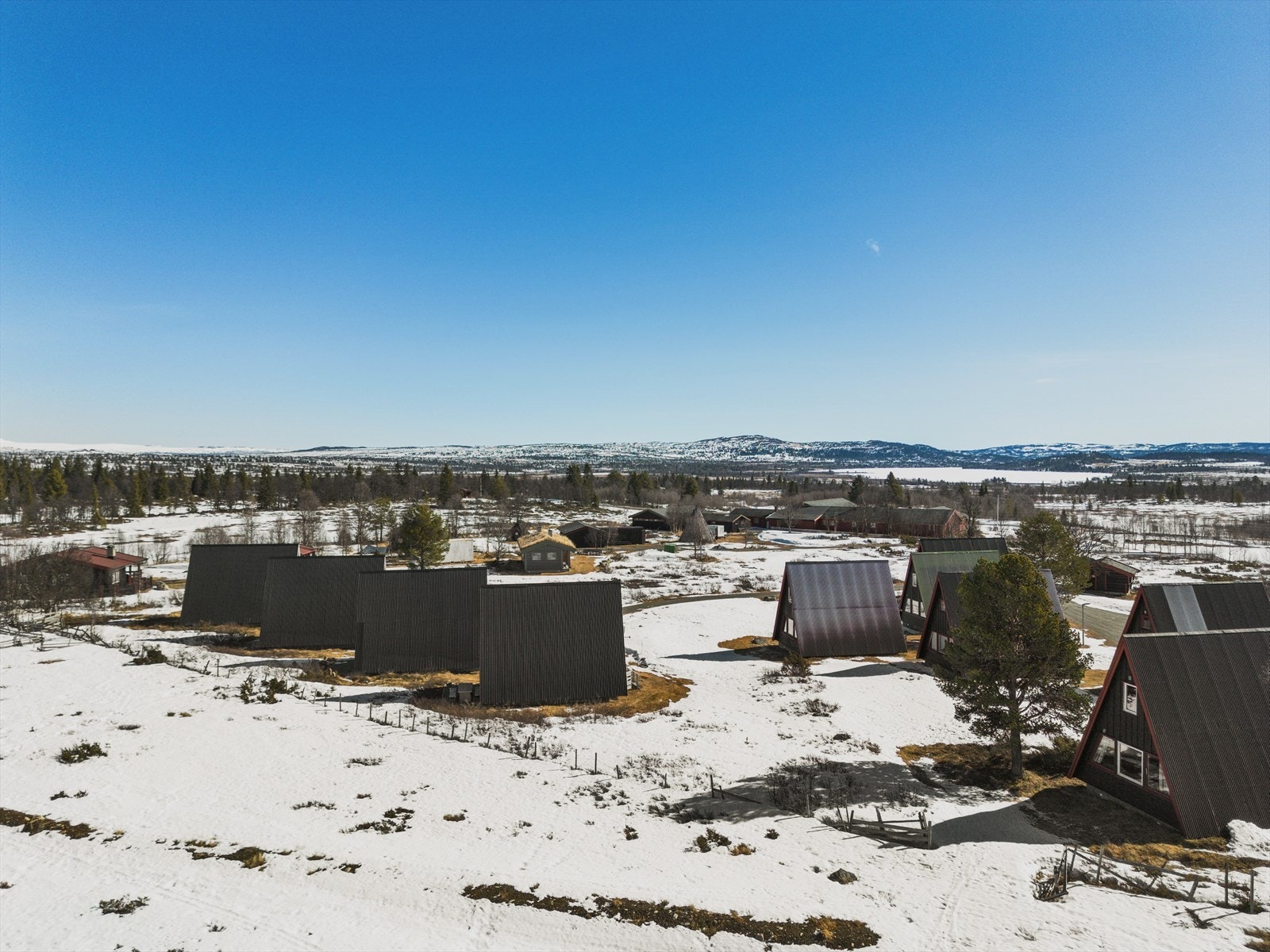 På Yddin er det flust av stier og stølsveier for flotte naturopplevelser.Ta gjerne en sykkeltur innover til vakre fjellvann, eller gå opp Skaget (1.686 moh) eller Gravfjellet (1.173 moh). Galleribilde