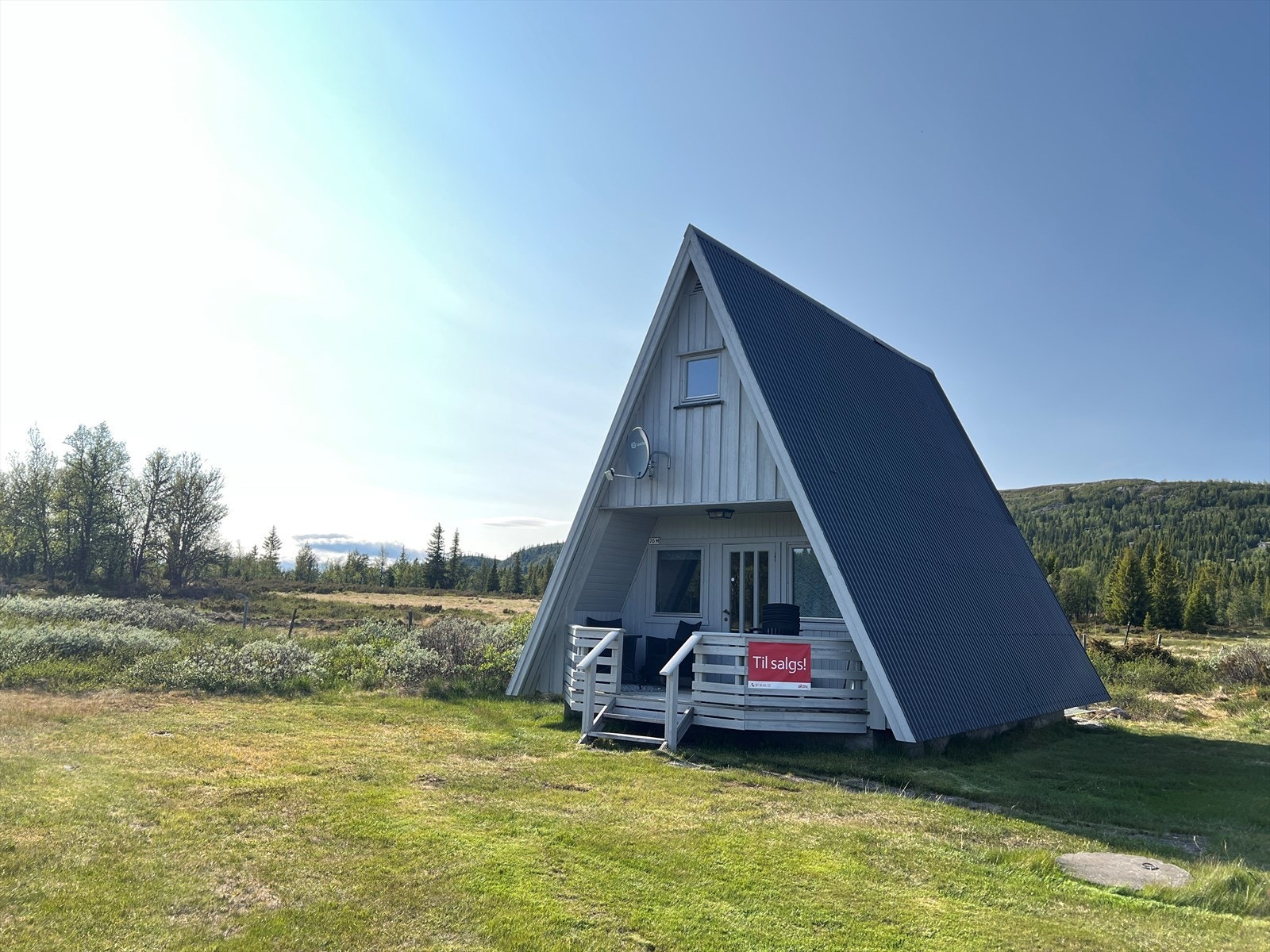 Hytta er en del av et hyggelig sameie på Murkhøvd. Den ligger åpent og solrikt til på en stor fellestomt, hvor det i utgangspunktet var 14 utleiehytter. Galleribilde