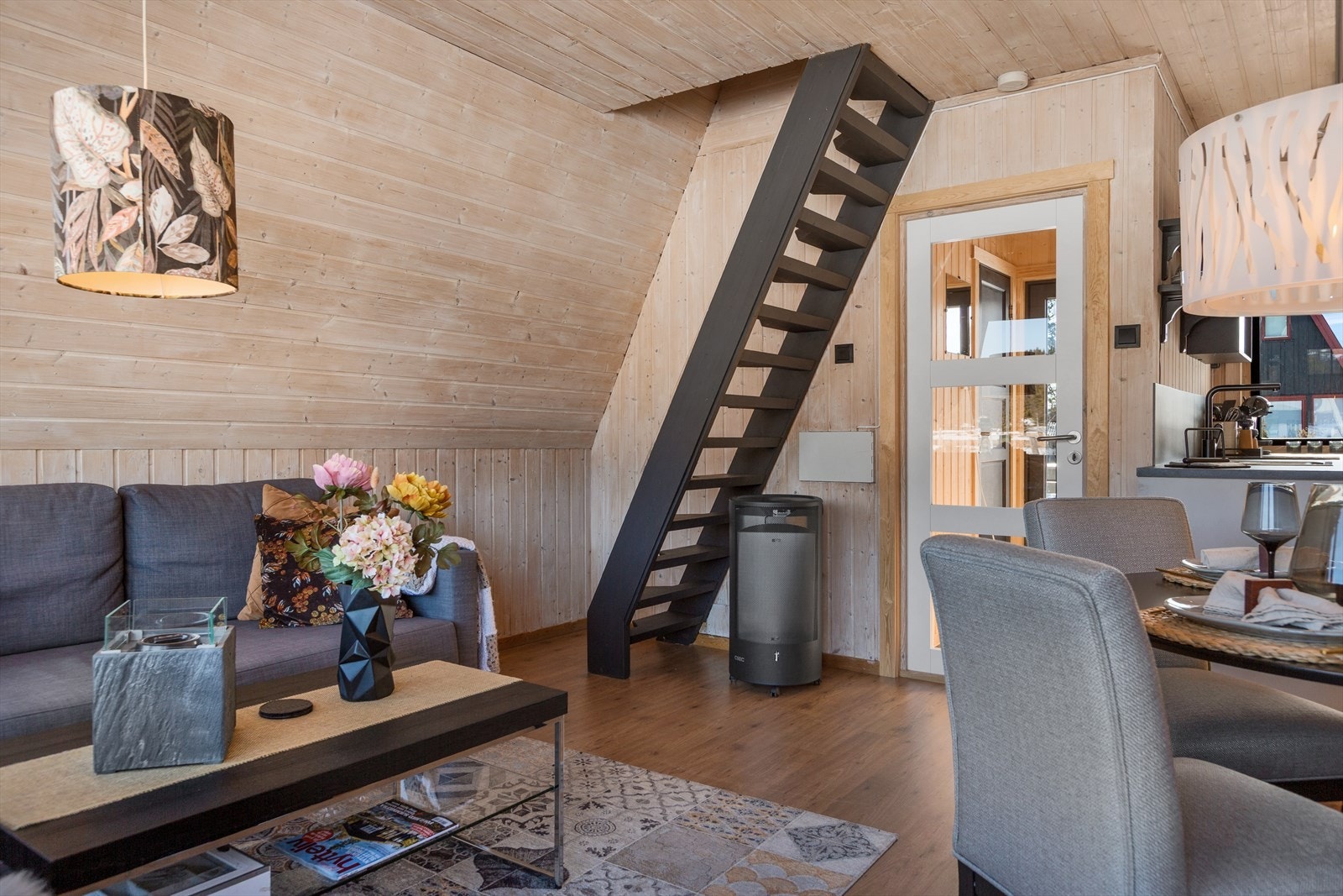 Fra stua er det malt trapp i furu opp til andre etasje, hvor det er to soverom med trappegang mellom. Galleribilde