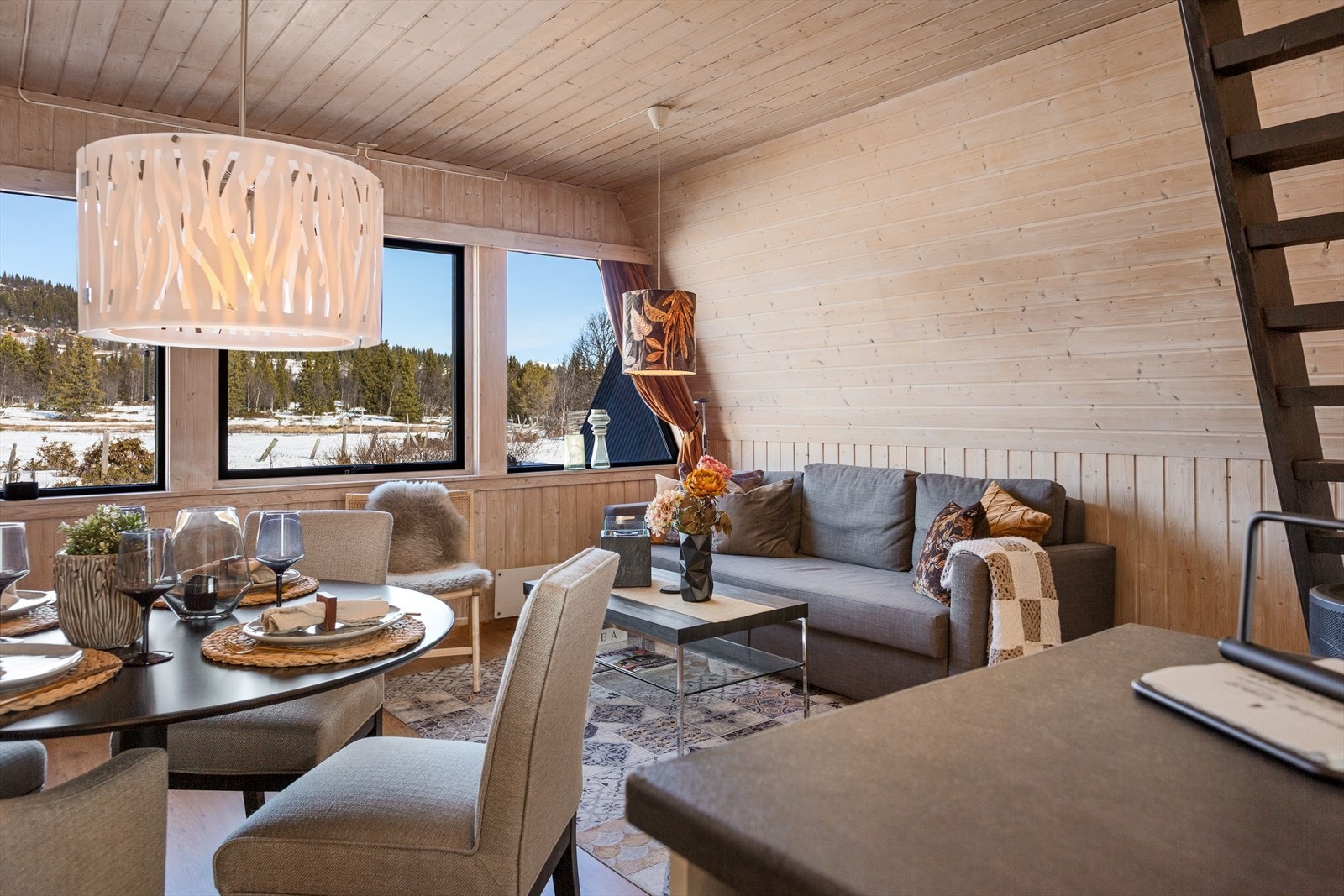 I stua er det god plass til å innrede med både spisegruppe og en koselig sofakrok, som begge gir en fin ramme for hyggelige måltider og andre familieaktiviteter. Galleribilde