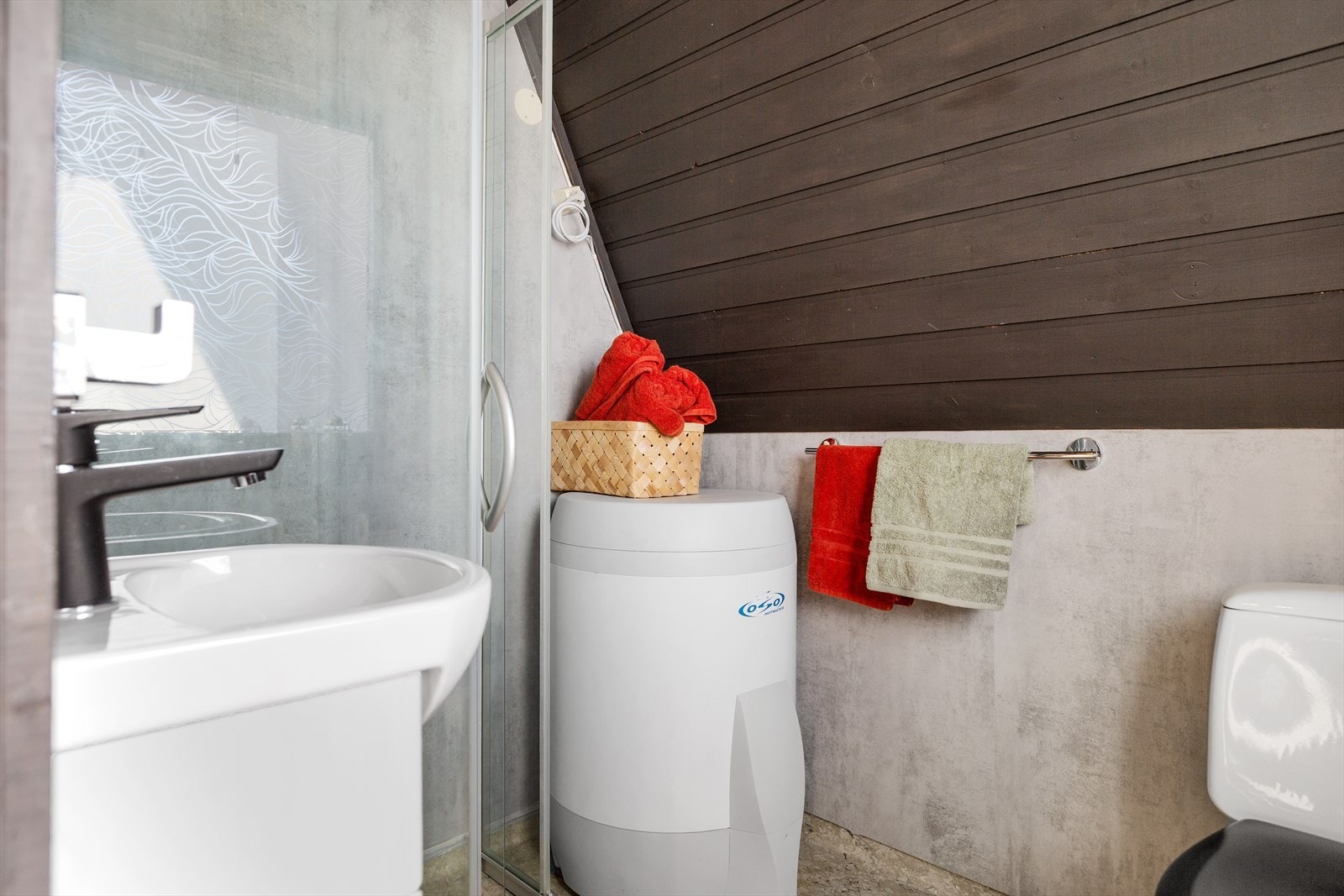 En bereder av nyere dato på 120 liter er også plassert på badet. Galleribilde