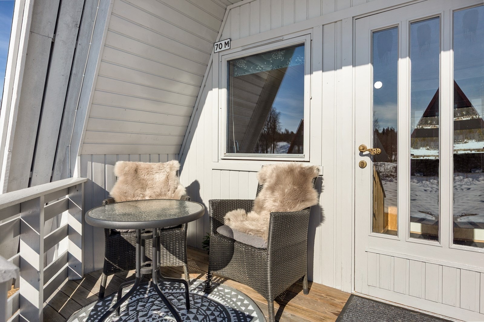 Hytta har overbygd inngangsparti/terrasse med god plass til en mindre sittegruppe hvor kaffekoppen og en god bok kan nytes. Galleribilde