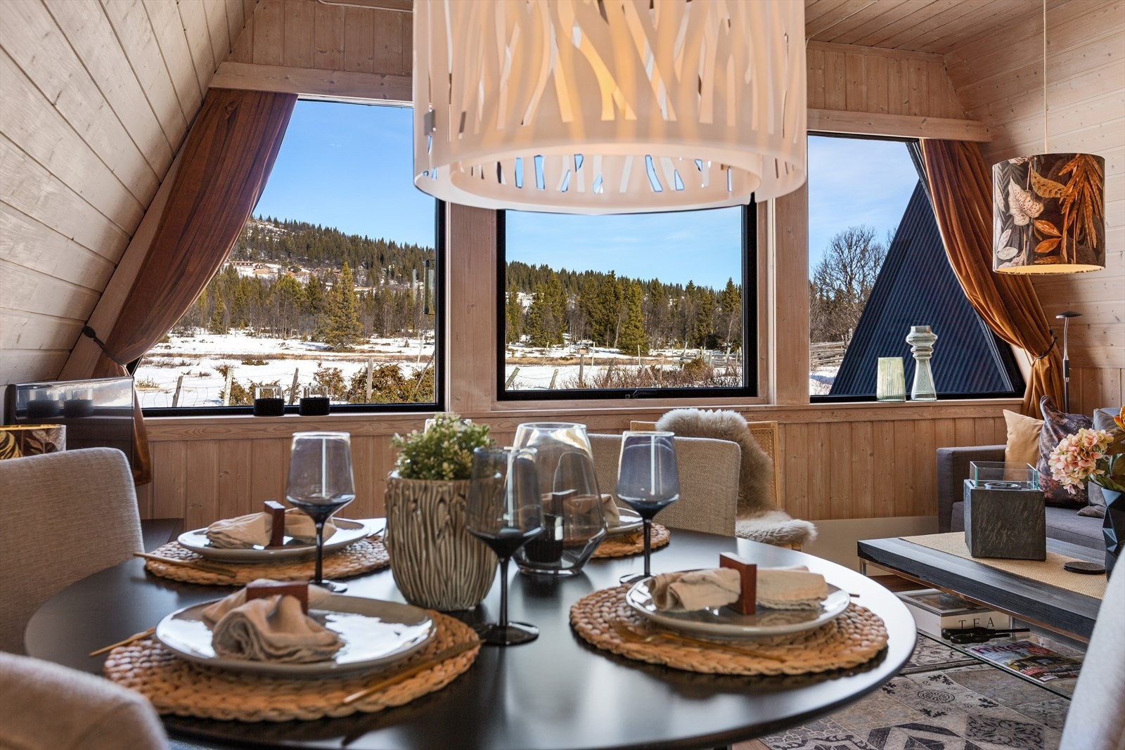 Hytta har i perioden 2021-2023 gjennomgått en betydelig oppussing, og framstår nå både lys og moderne. Galleribilde