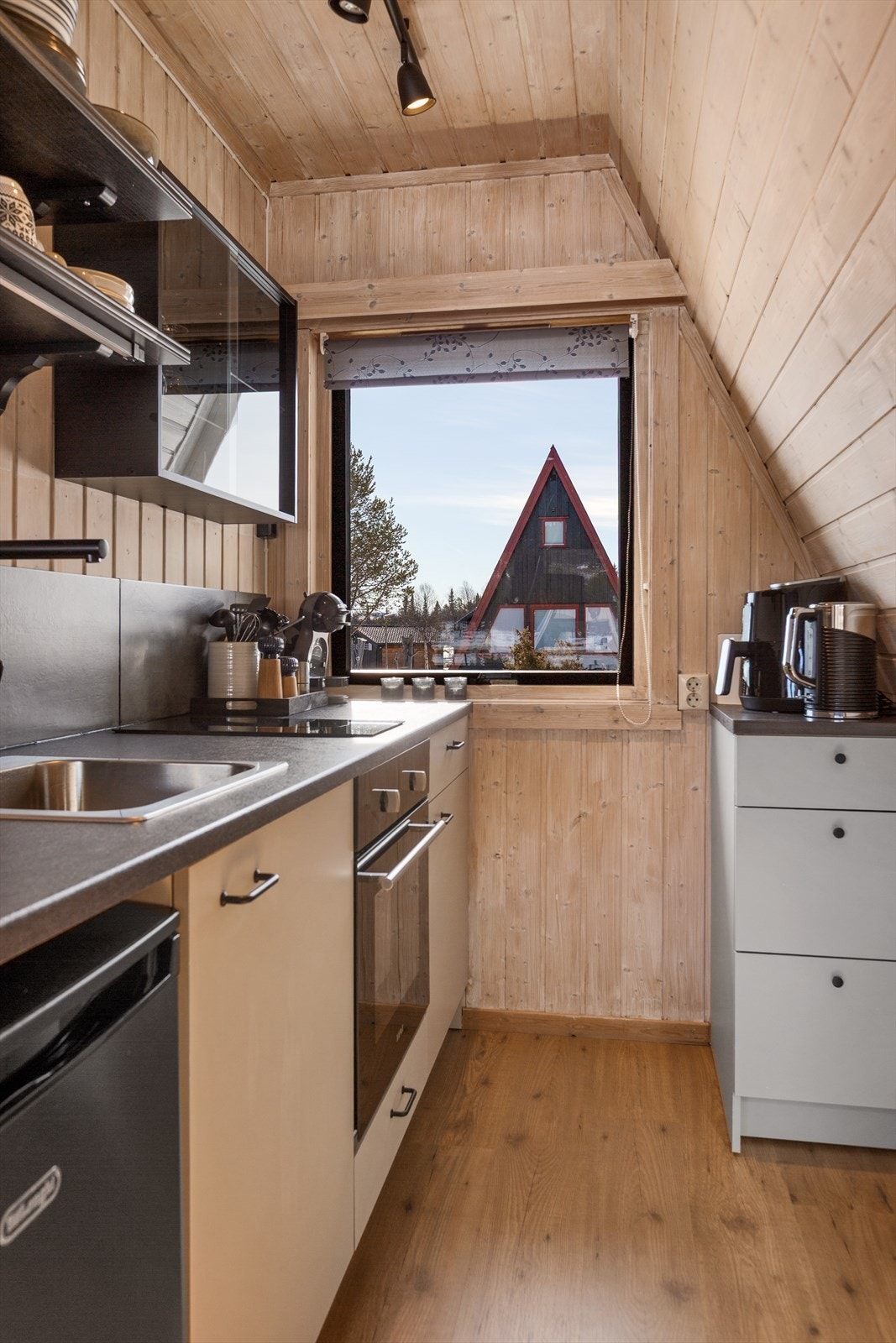 Det praktiske kjøkkenet har nyere innredning med nedfelt oppvaskkum, integrert kjøleskap, koketopp og stekeovn. Galleribilde