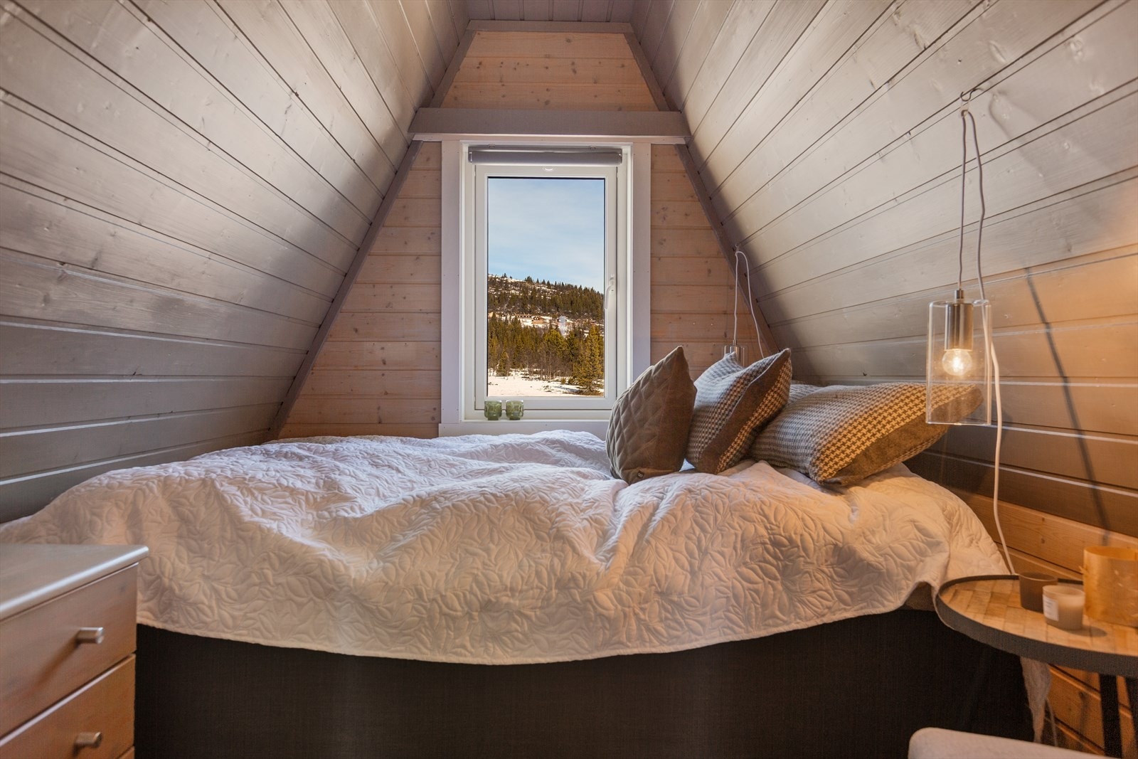 Det ene soverommet har nydelig utsikt til fjellene, og er innredet med dobbeltseng. Galleribilde